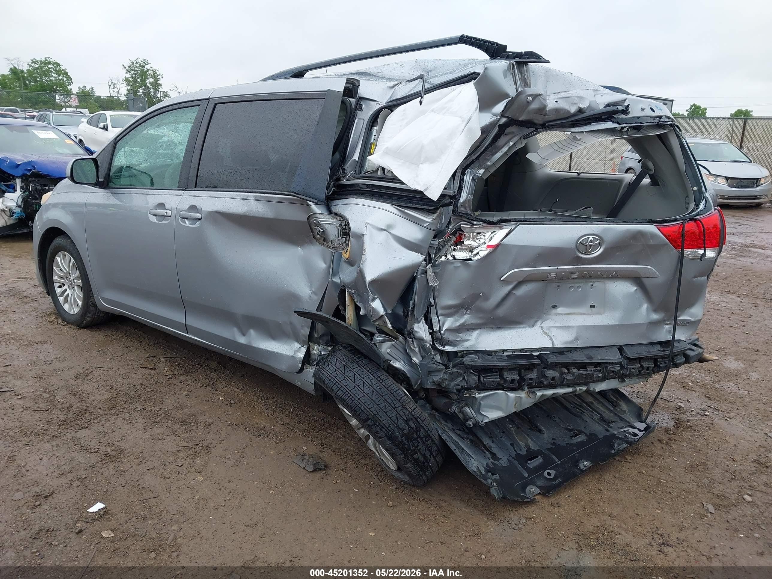 2011 Toyota Sienna Xle V6 Silver vin: 5TDYK3DC5BS103224