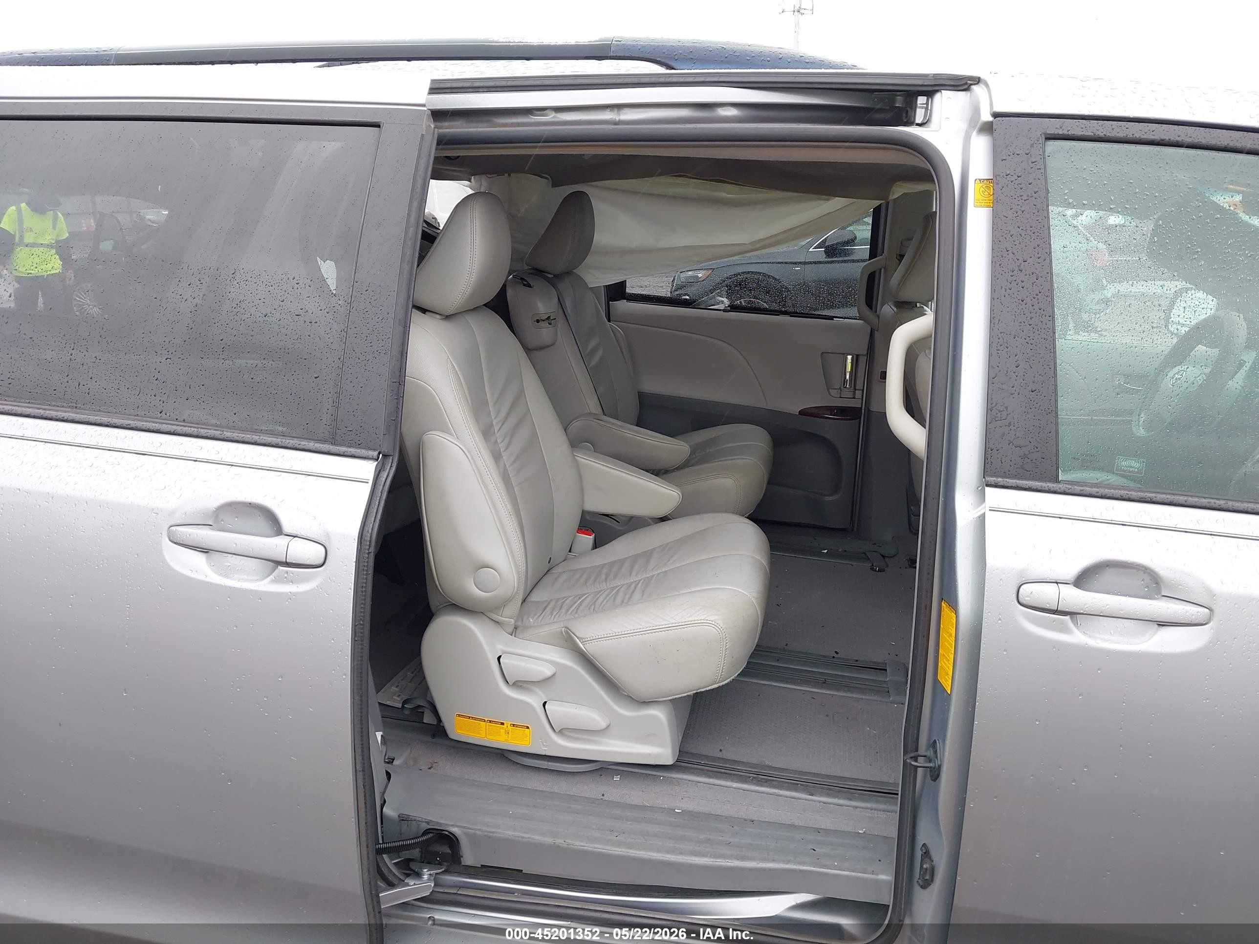 2011 Toyota Sienna Xle V6 Silver vin: 5TDYK3DC5BS103224