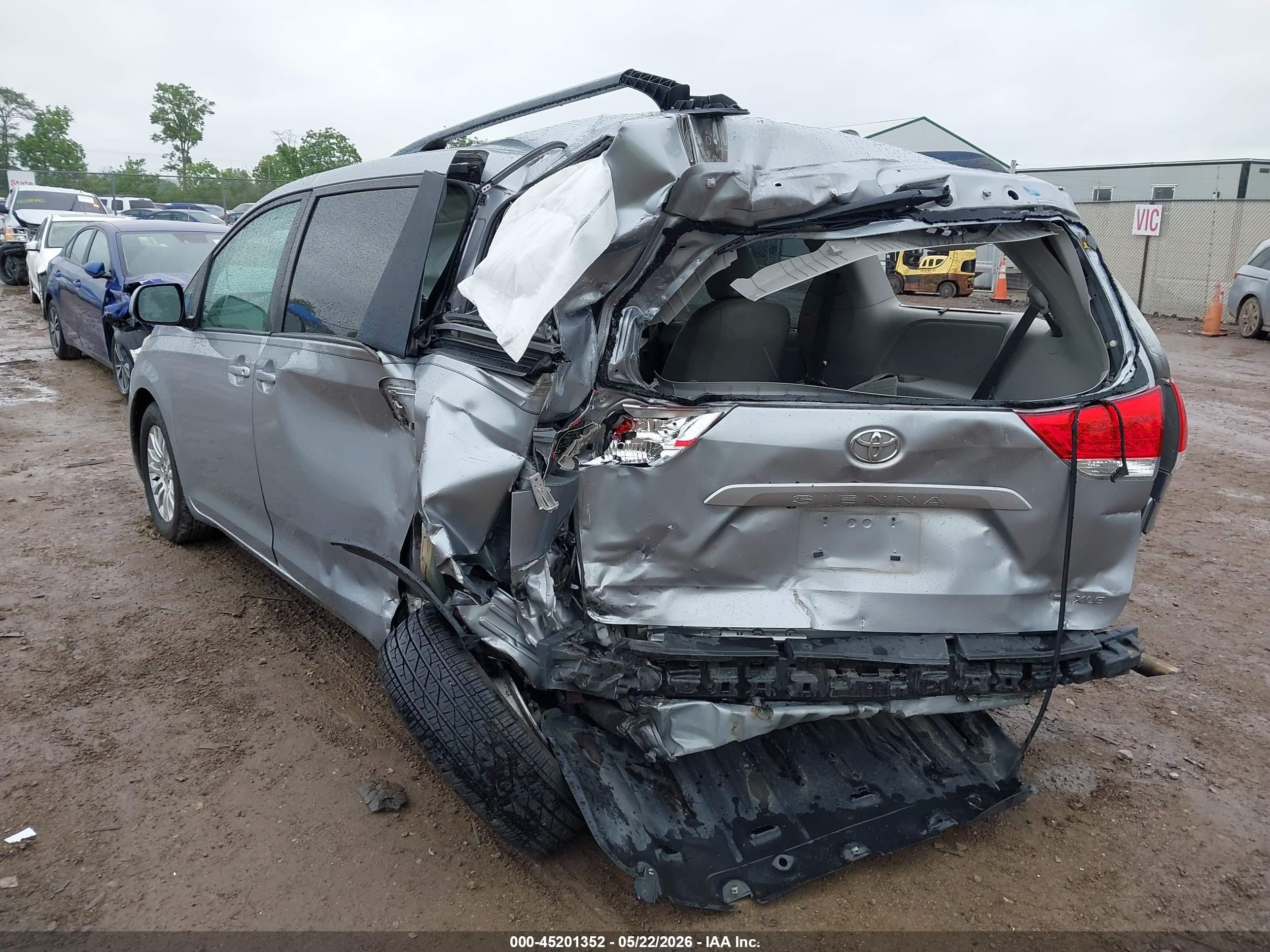 2011 Toyota Sienna Xle V6 Silver vin: 5TDYK3DC5BS103224