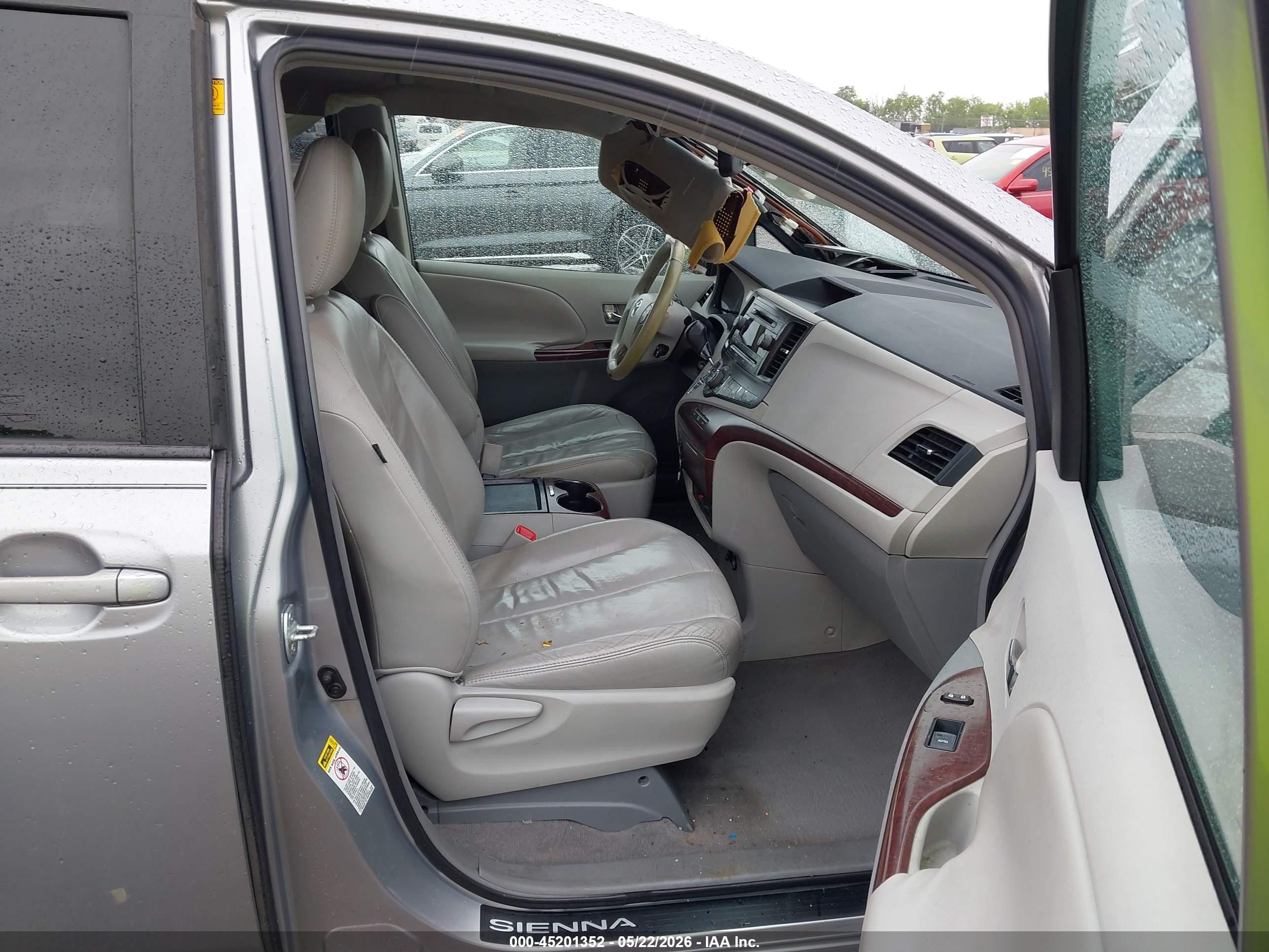 2011 Toyota Sienna Xle V6 Silver vin: 5TDYK3DC5BS103224