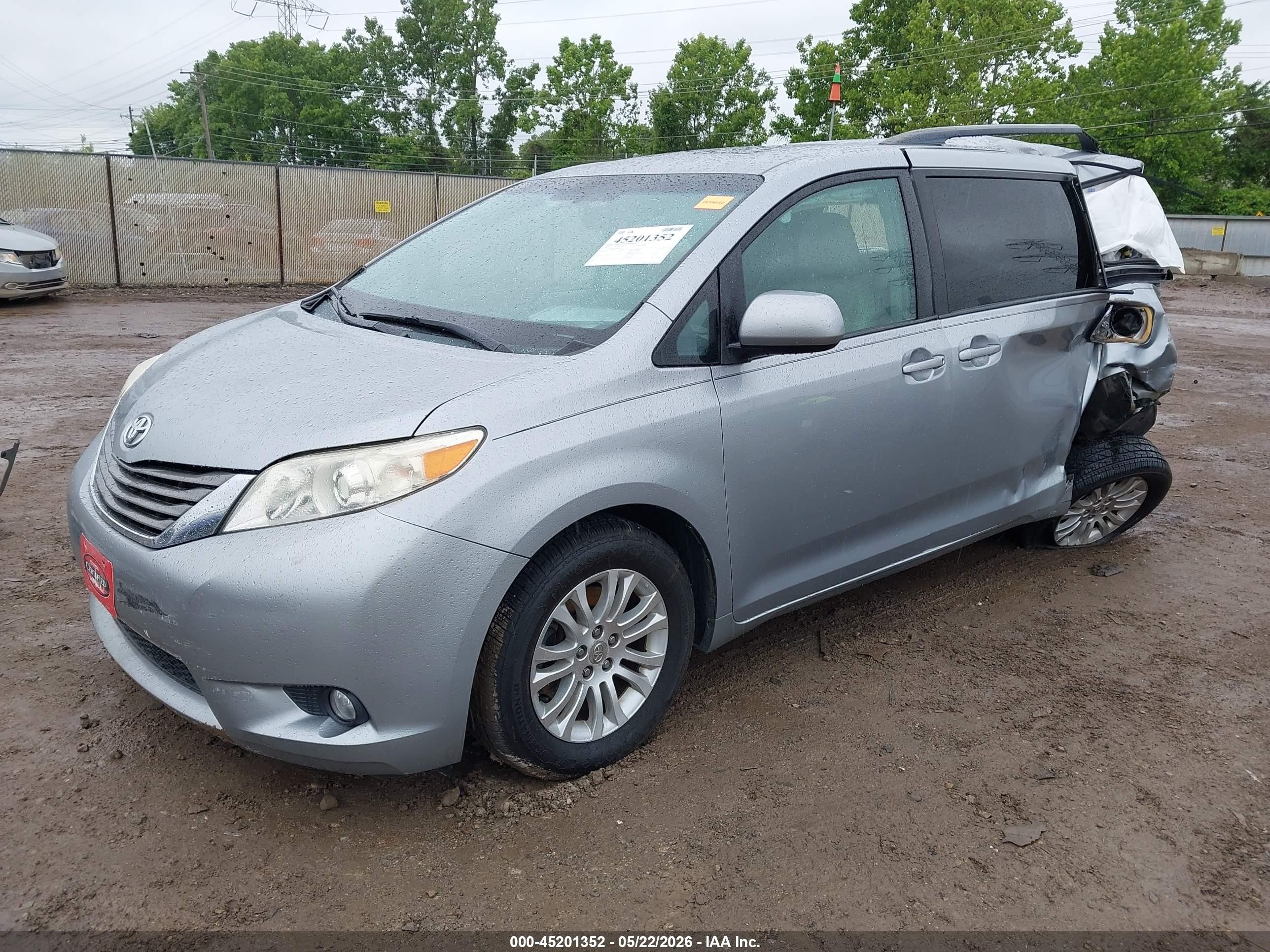 2011 Toyota Sienna Xle V6 Silver vin: 5TDYK3DC5BS103224