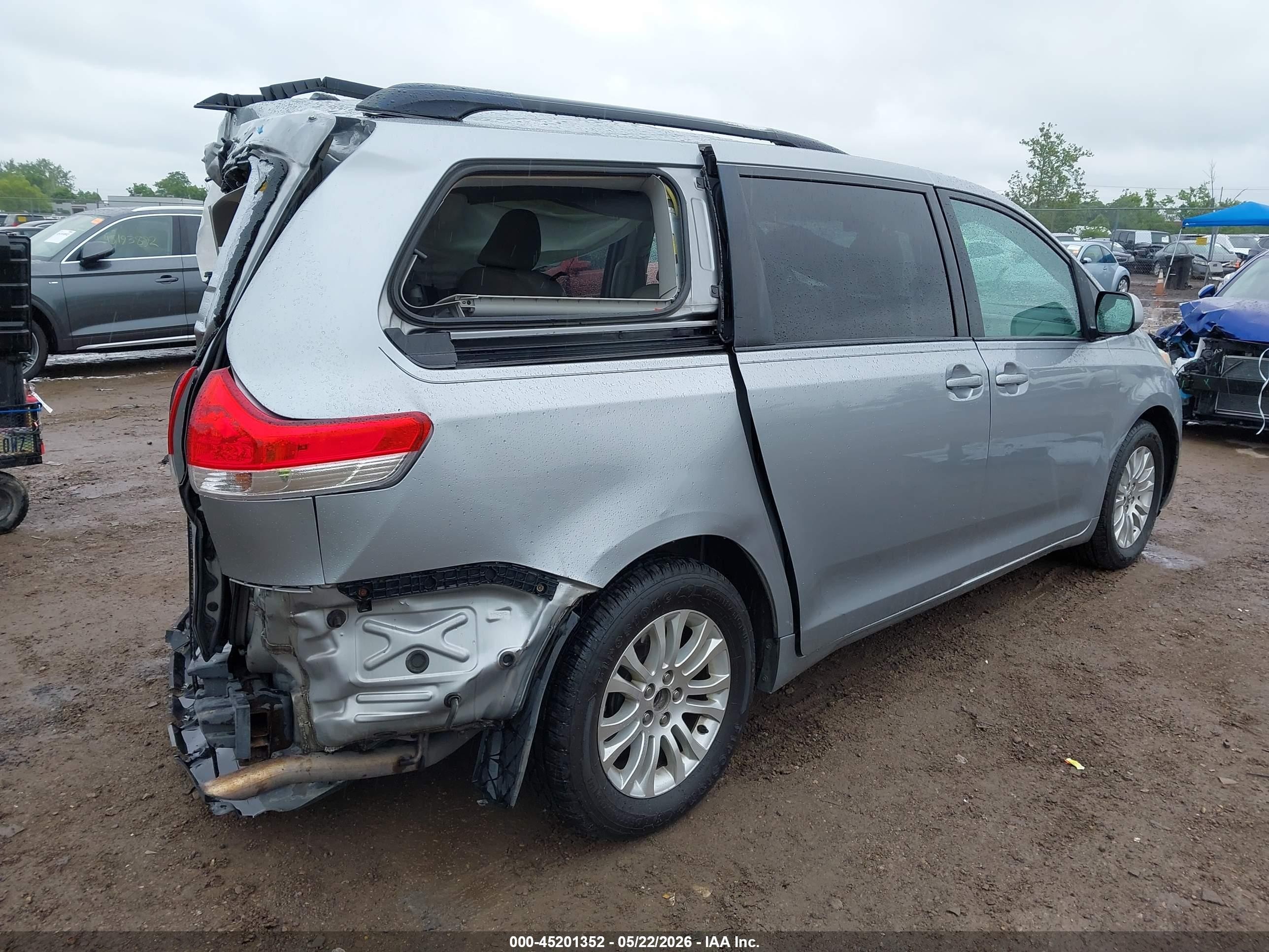 2011 Toyota Sienna Xle V6 Silver vin: 5TDYK3DC5BS103224