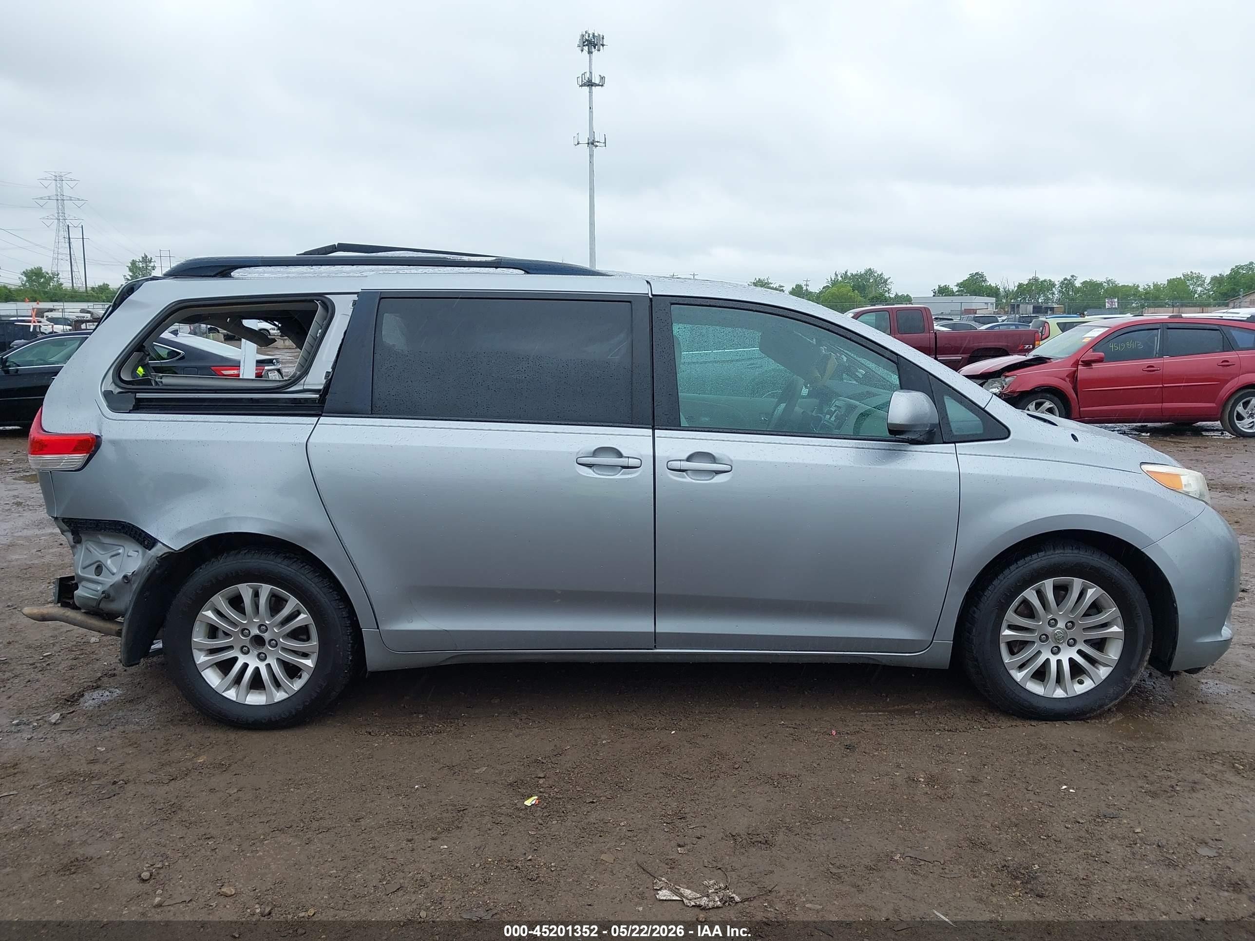 2011 Toyota Sienna Xle V6 Silver vin: 5TDYK3DC5BS103224
