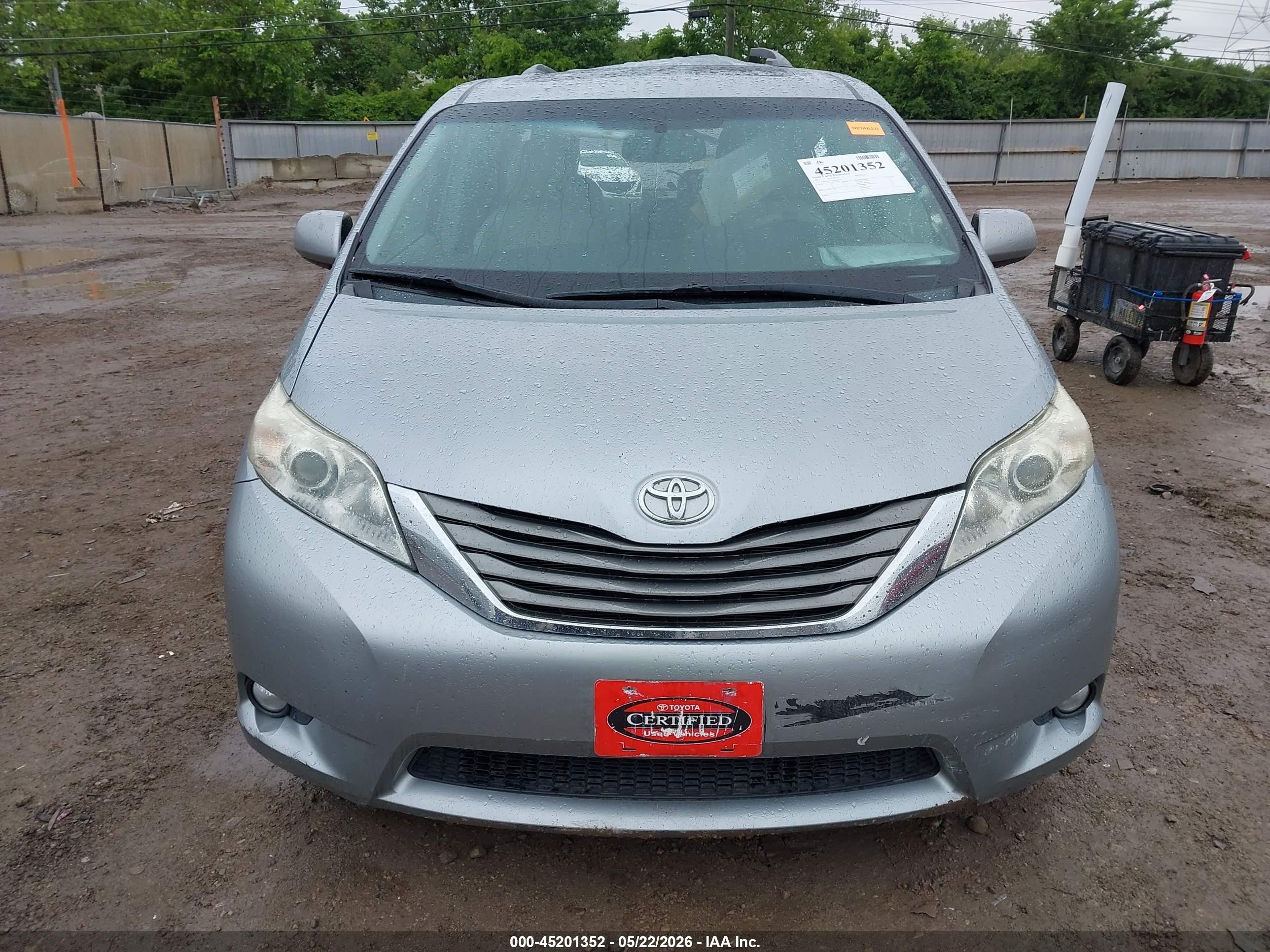 2011 Toyota Sienna Xle V6 Silver vin: 5TDYK3DC5BS103224