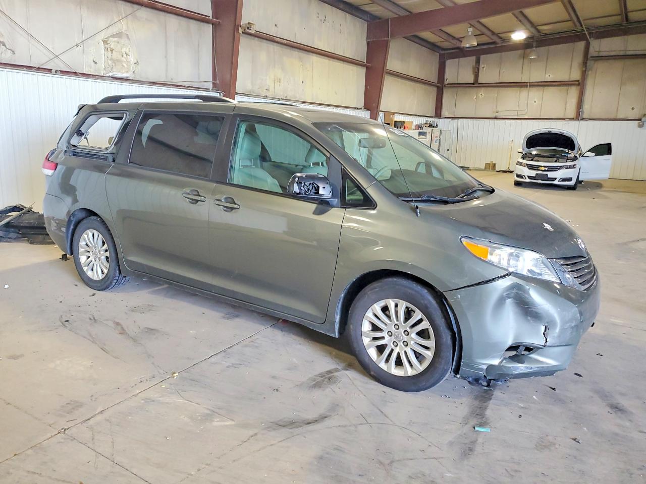 2011 Toyota Sienna Xle 8-passenger Green vin: 5TDYK3DC5BS104941