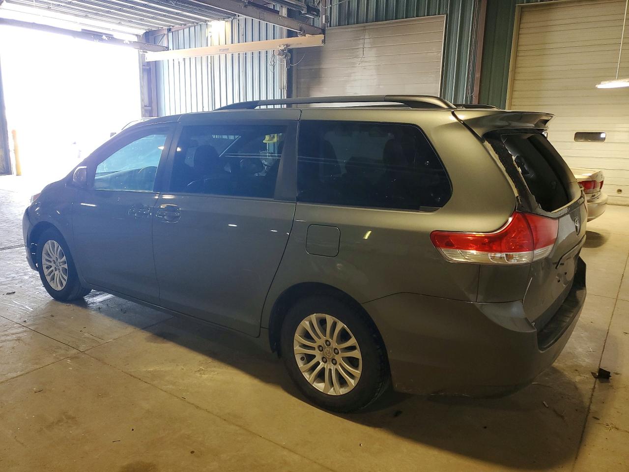 2011 Toyota Sienna Xle 8-passenger Green vin: 5TDYK3DC5BS104941