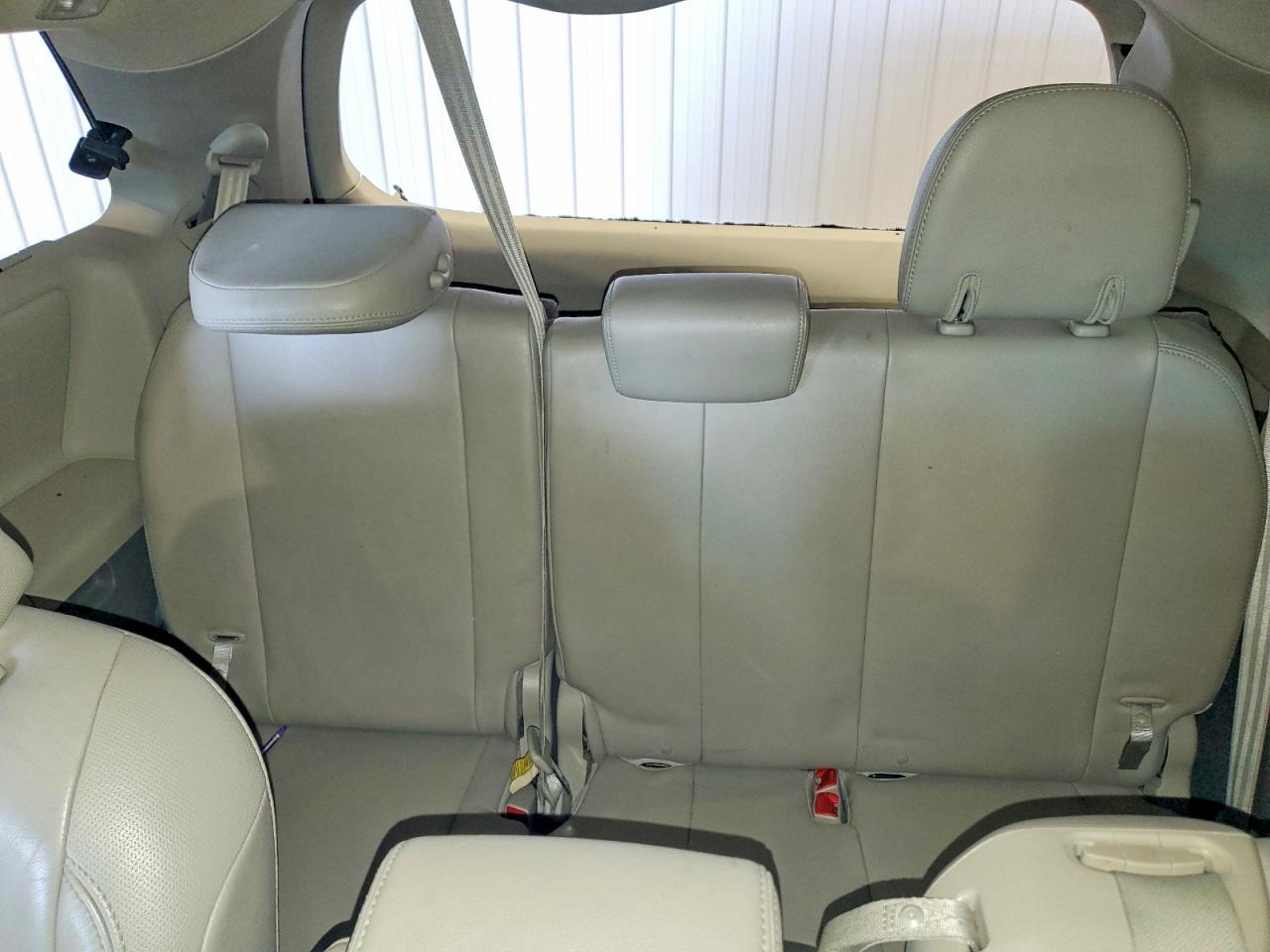 2011 Toyota Sienna Xle 8-passenger Green vin: 5TDYK3DC5BS104941