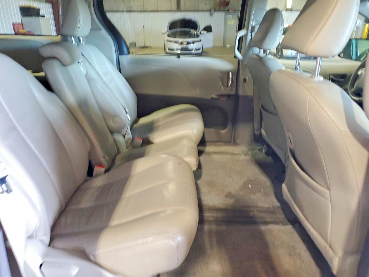 2011 Toyota Sienna Xle 8-passenger Green vin: 5TDYK3DC5BS104941