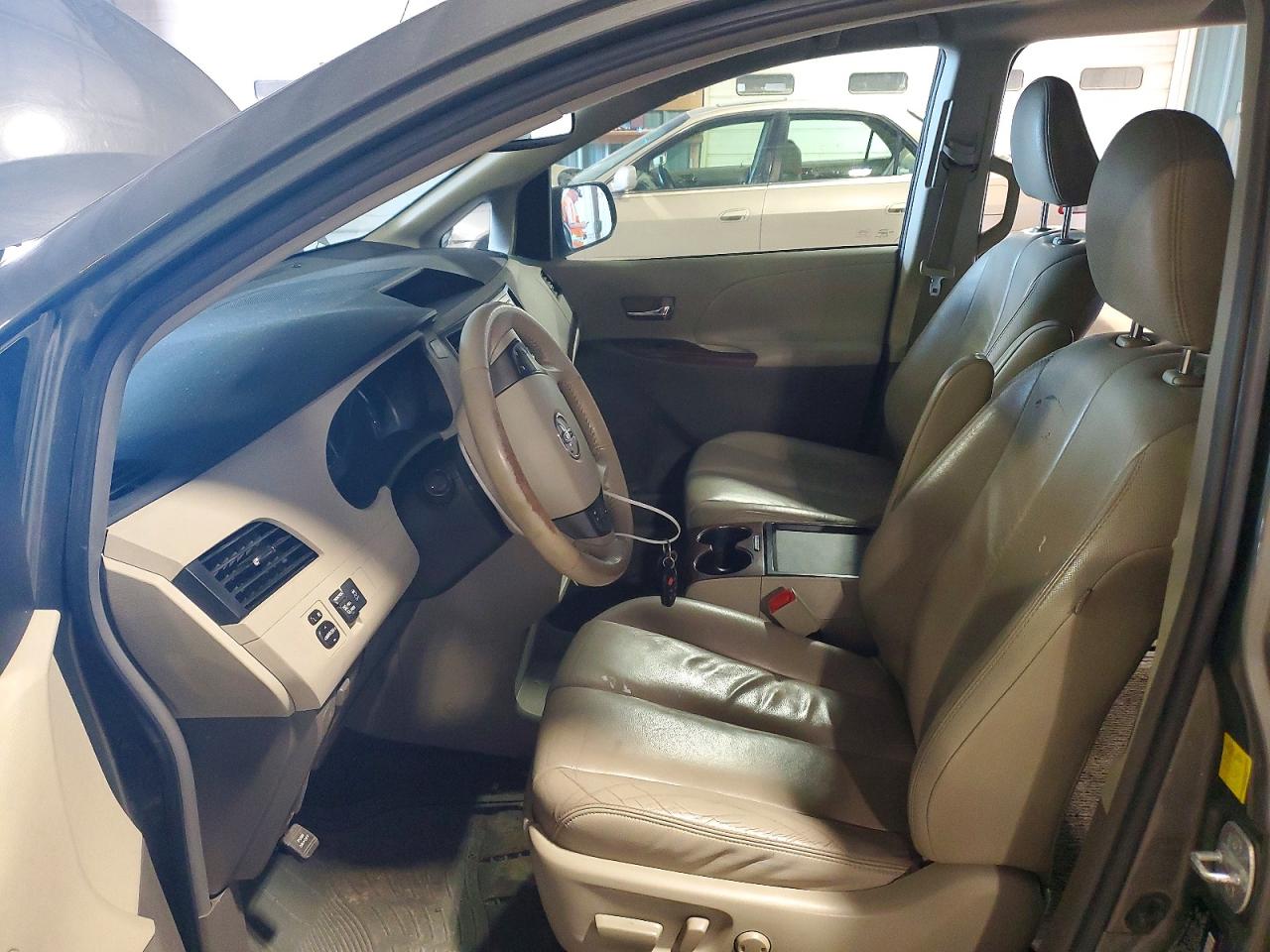 2011 Toyota Sienna Xle 8-passenger Green vin: 5TDYK3DC5BS104941