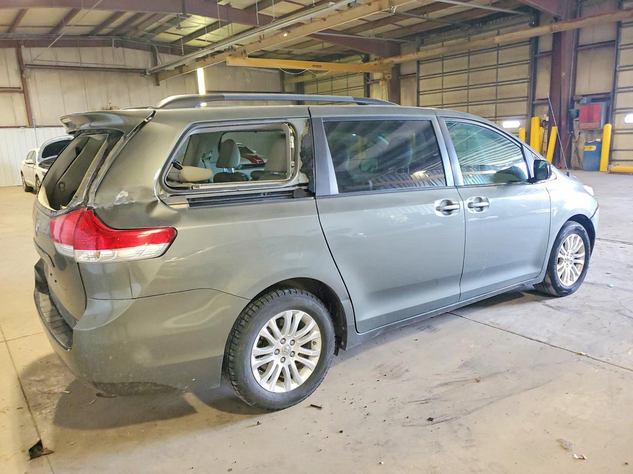 2011 Toyota Sienna Xle 8-passenger Green vin: 5TDYK3DC5BS104941