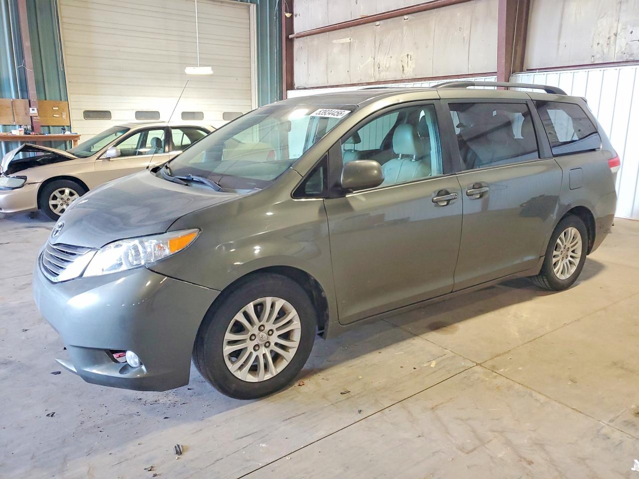 2011 Toyota Sienna Xle 8-passenger Green vin: 5TDYK3DC5BS104941