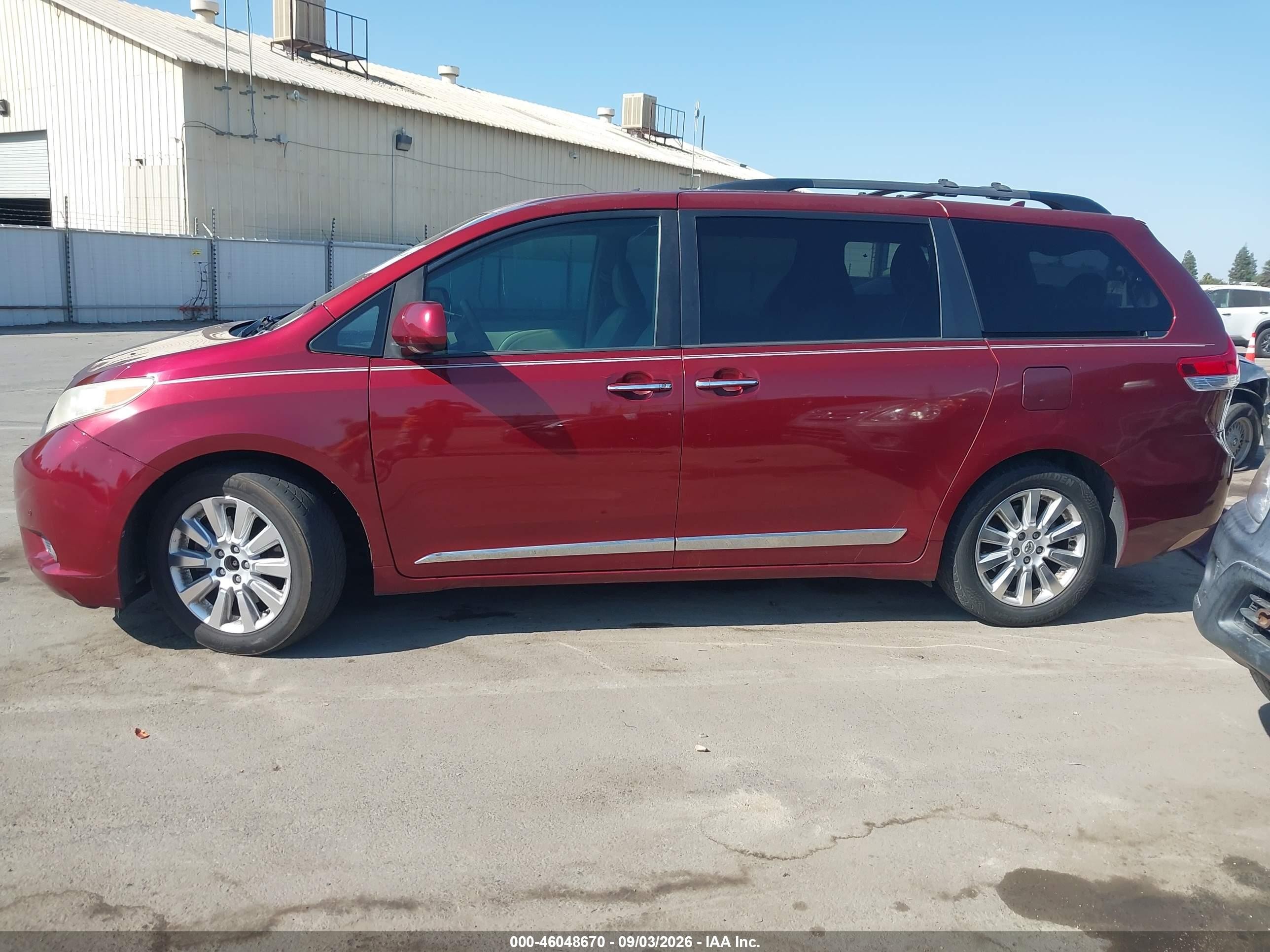 2011 Toyota Sienna Ltd Red vin: 5TDYK3DC5BS113624