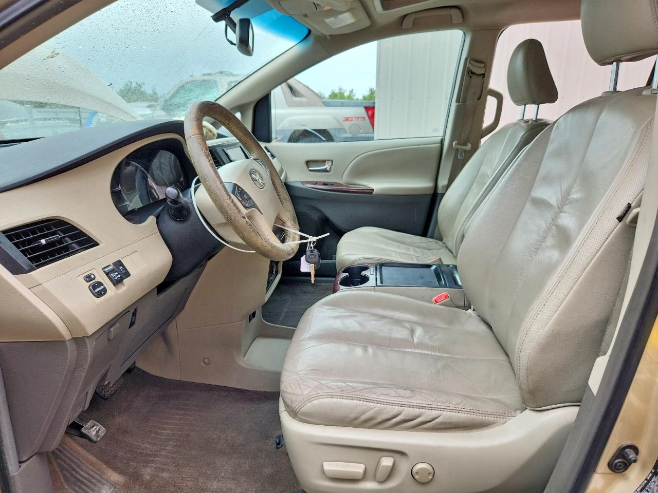 2011 Toyota Sienna Xle 8-passenger Tan vin: 5TDYK3DC5BS131086