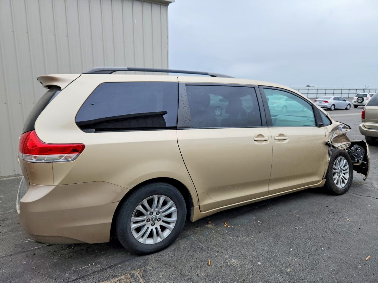 2011 Toyota Sienna Xle 8-passenger Tan vin: 5TDYK3DC5BS131086