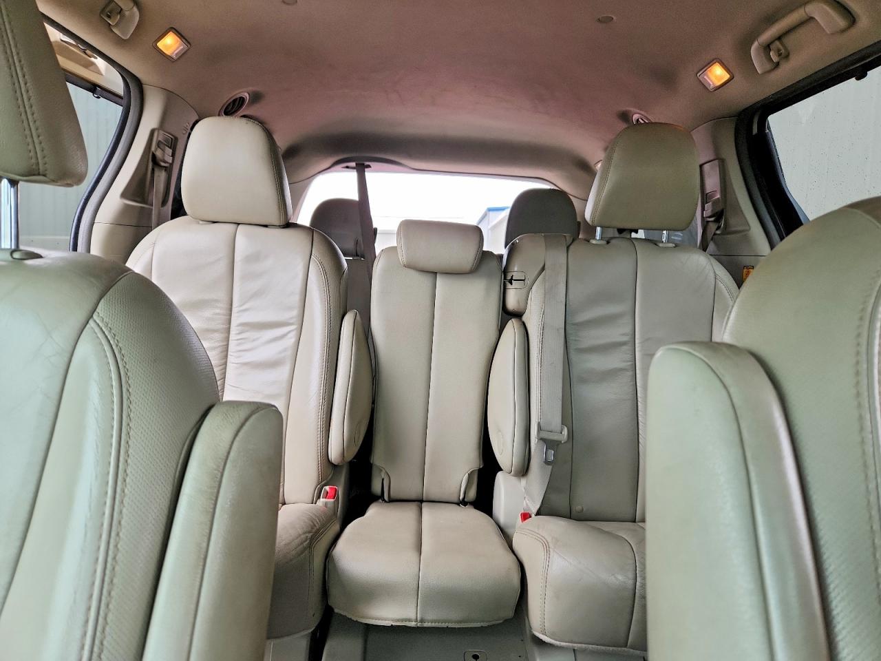2011 Toyota Sienna Xle 8-passenger Tan vin: 5TDYK3DC5BS131086