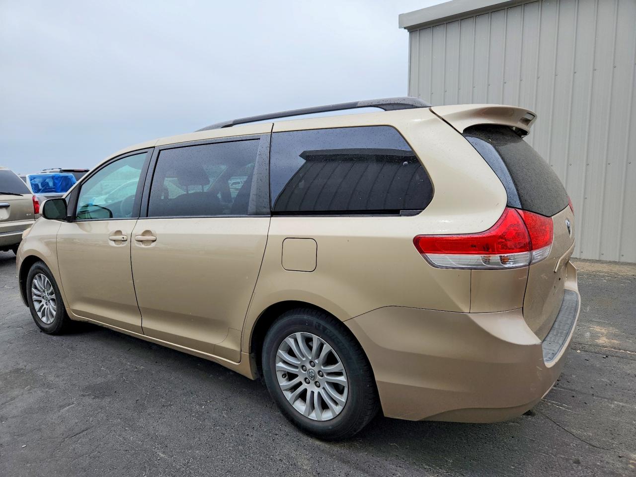 2011 Toyota Sienna Xle 8-passenger Tan vin: 5TDYK3DC5BS131086