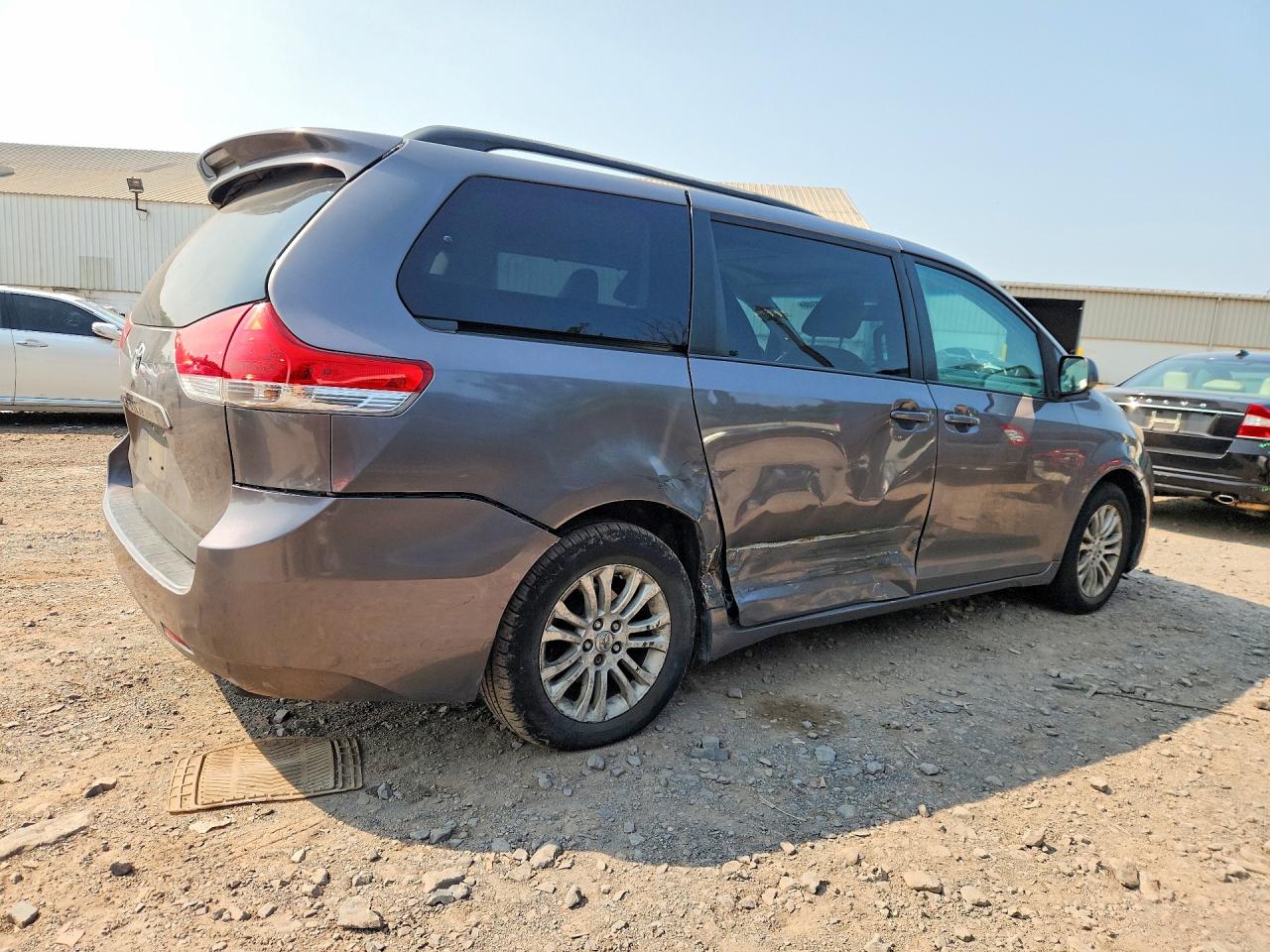 2011 Toyota Sienna Xle 8-passenger Gray vin: 5TDYK3DC5BS142038