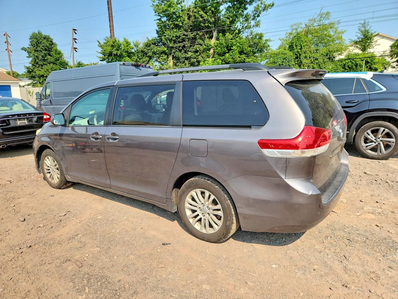 2011 Toyota Sienna Xle 8-passenger Gray vin: 5TDYK3DC5BS142038