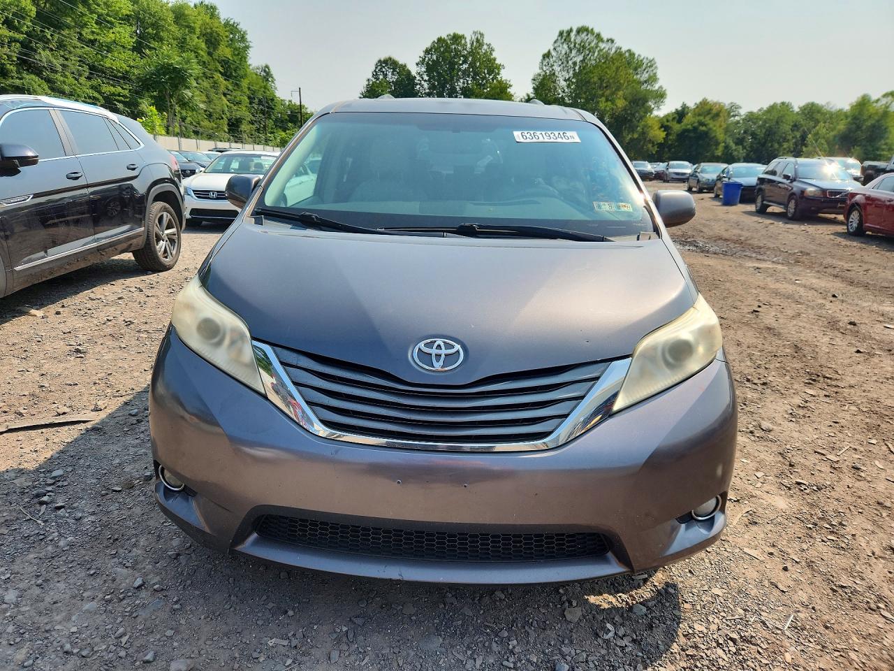 2011 Toyota Sienna Xle 8-passenger Gray vin: 5TDYK3DC5BS142038