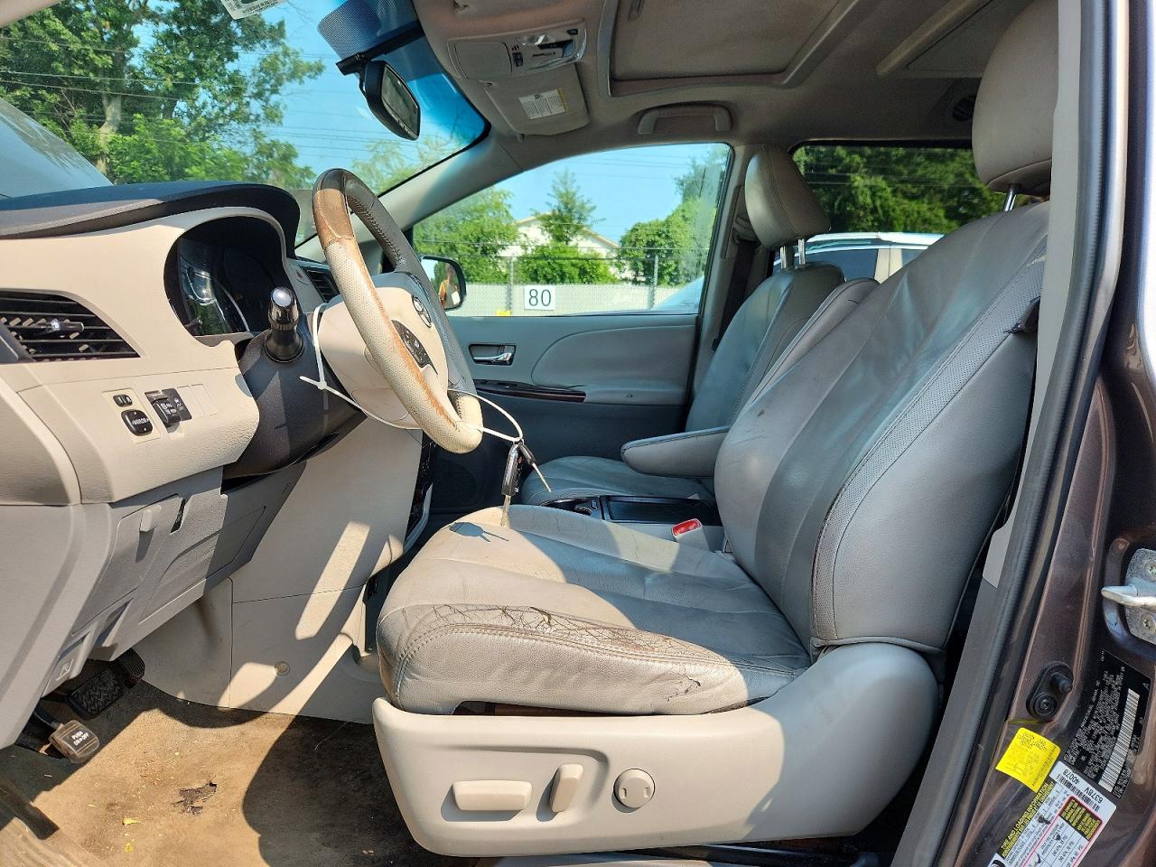 2011 Toyota Sienna Xle 8-passenger Gray vin: 5TDYK3DC5BS142038