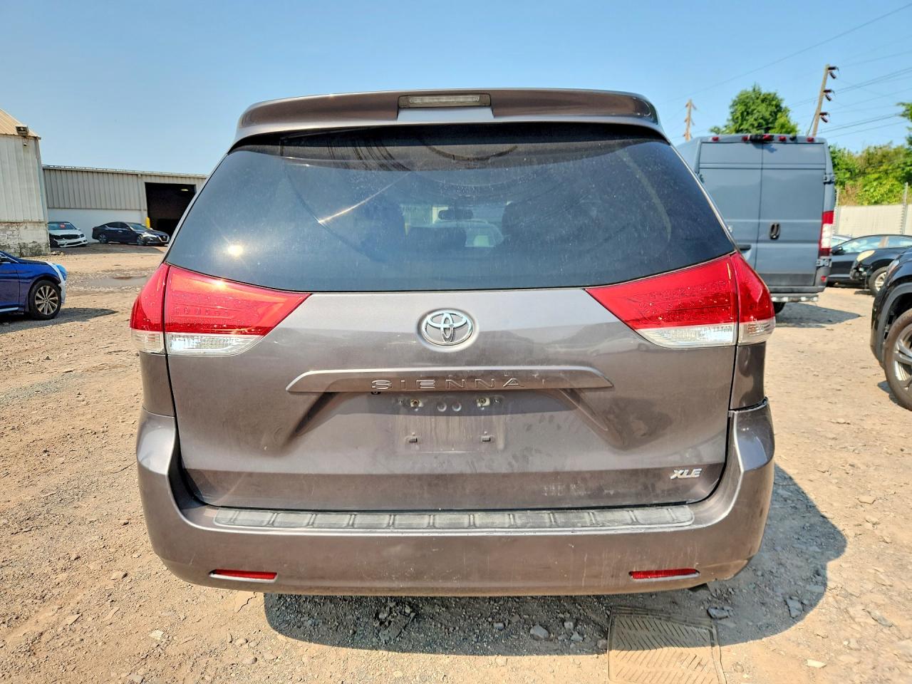 2011 Toyota Sienna Xle 8-passenger Gray vin: 5TDYK3DC5BS142038