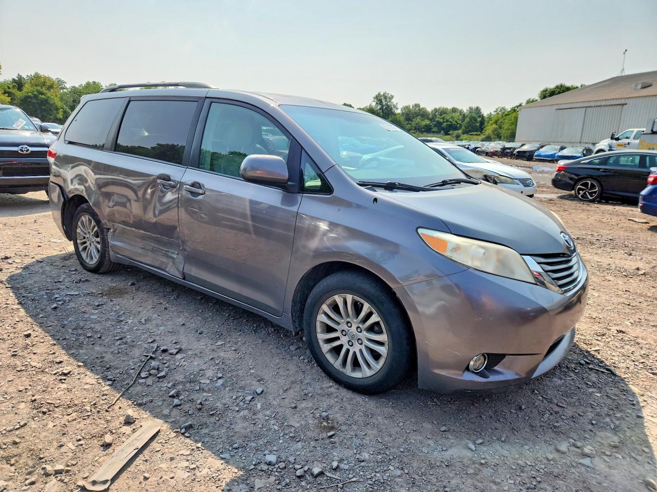 2011 Toyota Sienna Xle 8-passenger Gray vin: 5TDYK3DC5BS142038