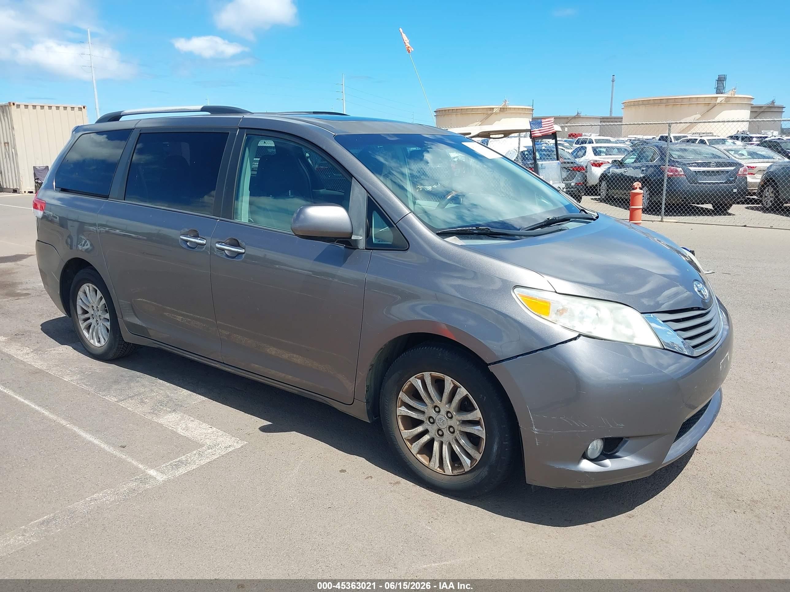 2011 Toyota Sienna Xle V6/xle V6 Auto Access Seat Gray vin: 5TDYK3DC5BS145795