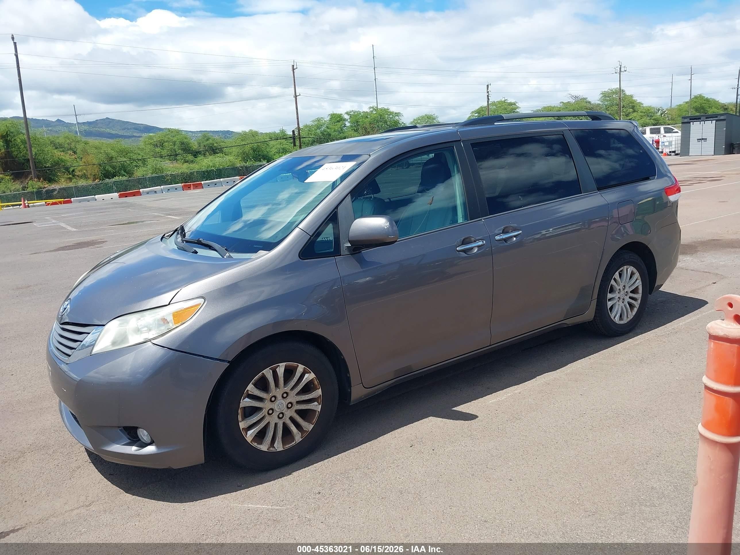 2011 Toyota Sienna Xle V6/xle V6 Auto Access Seat Gray vin: 5TDYK3DC5BS145795