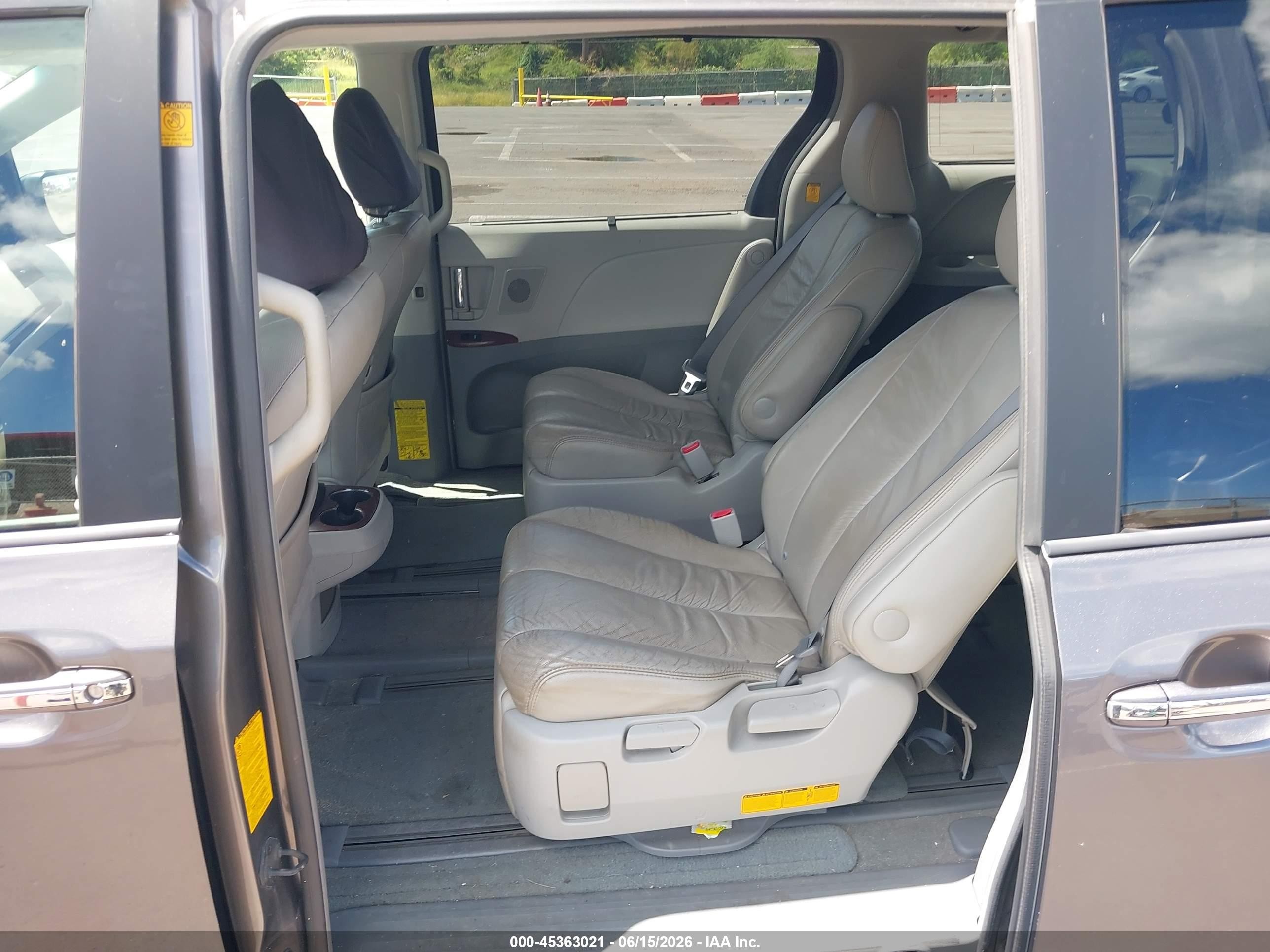 2011 Toyota Sienna Xle V6/xle V6 Auto Access Seat Gray vin: 5TDYK3DC5BS145795