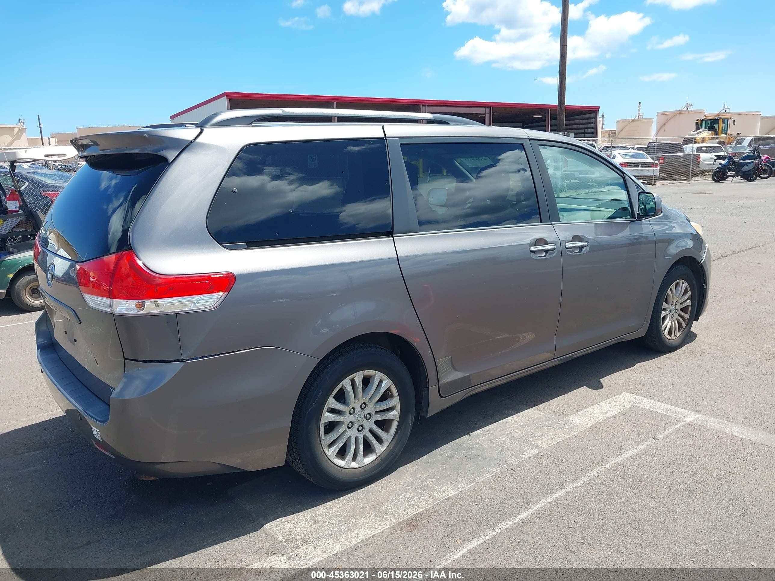 2011 Toyota Sienna Xle V6/xle V6 Auto Access Seat Gray vin: 5TDYK3DC5BS145795