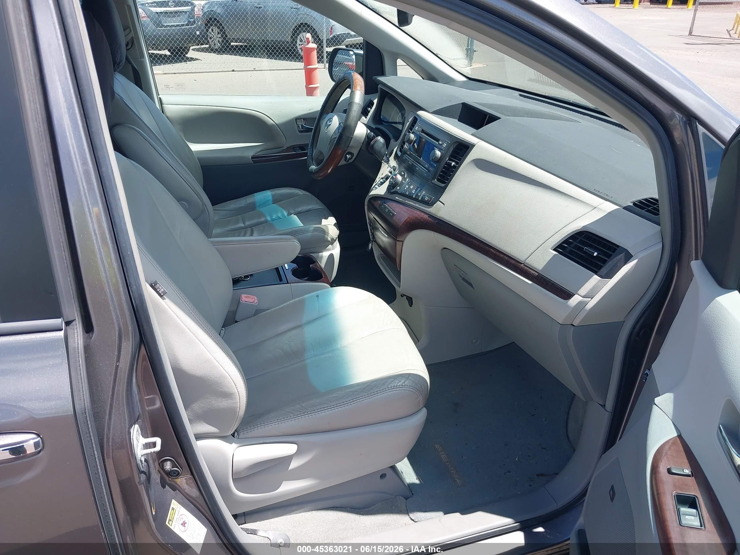 2011 Toyota Sienna Xle V6/xle V6 Auto Access Seat Gray vin: 5TDYK3DC5BS145795
