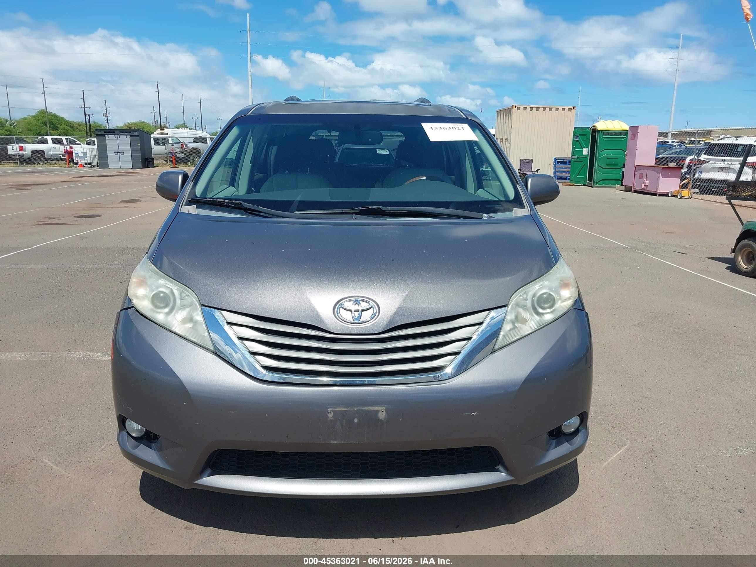 2011 Toyota Sienna Xle V6/xle V6 Auto Access Seat Gray vin: 5TDYK3DC5BS145795