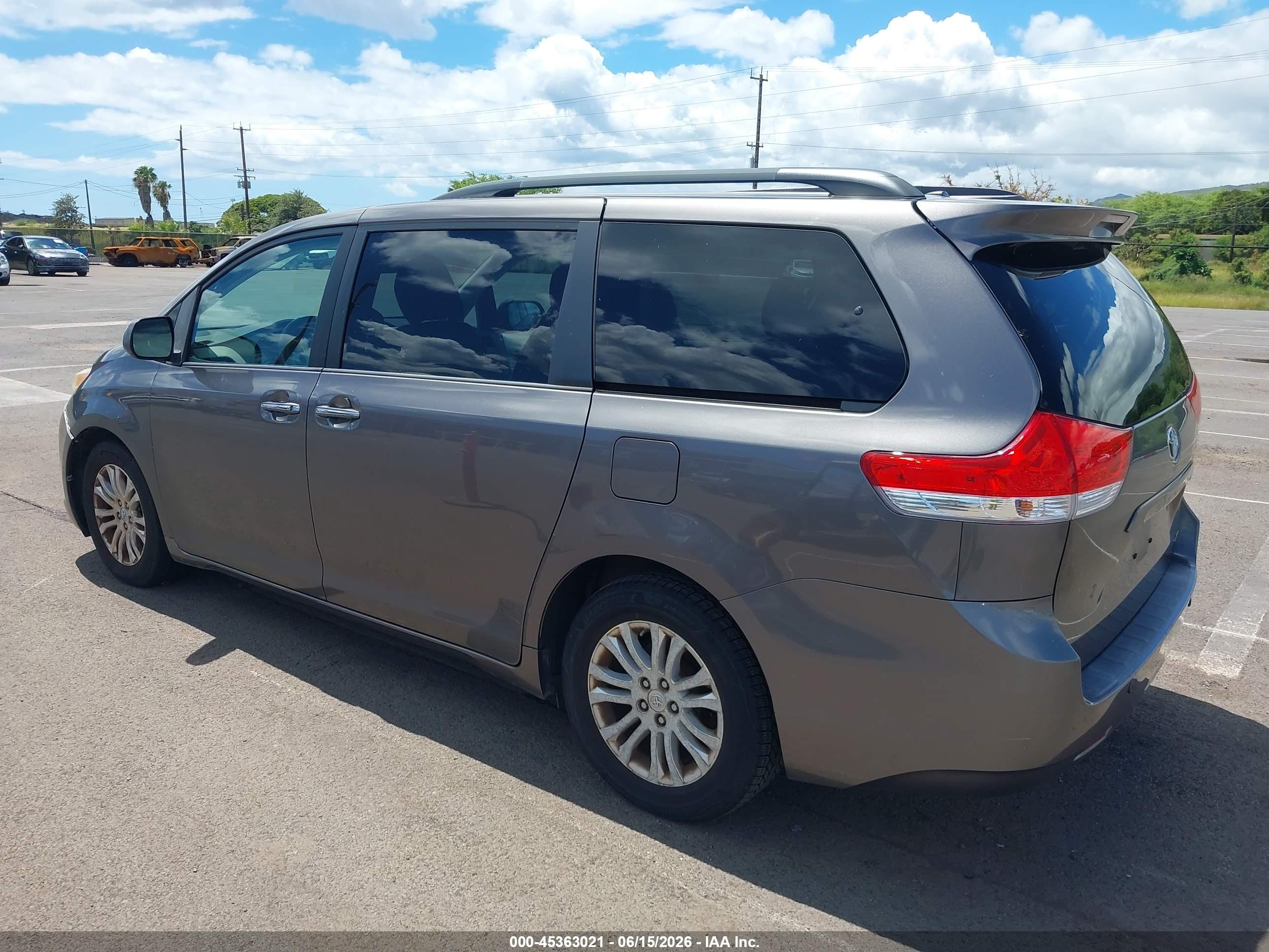 2011 Toyota Sienna Xle V6/xle V6 Auto Access Seat Gray vin: 5TDYK3DC5BS145795