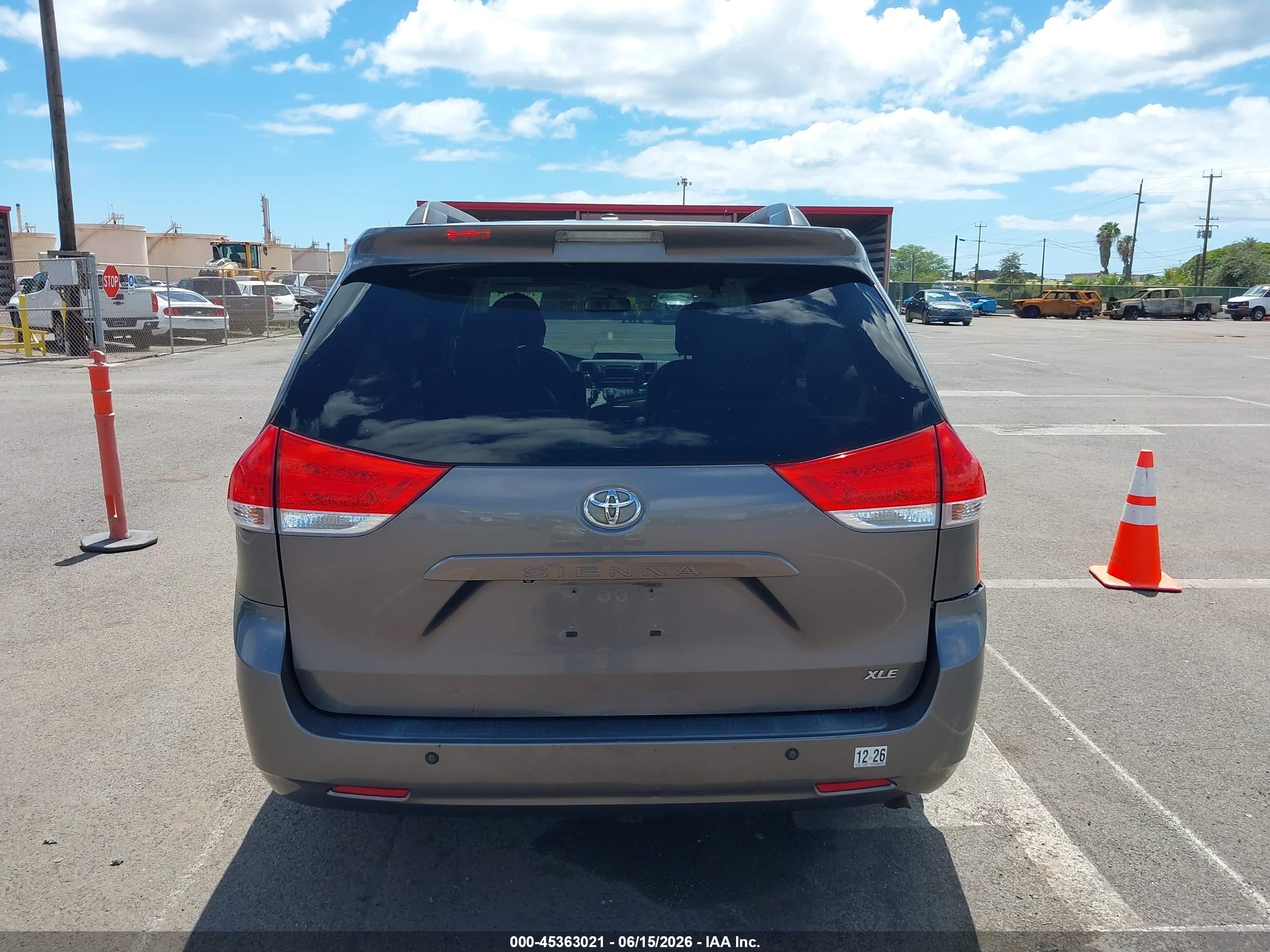 2011 Toyota Sienna Xle V6/xle V6 Auto Access Seat Gray vin: 5TDYK3DC5BS145795