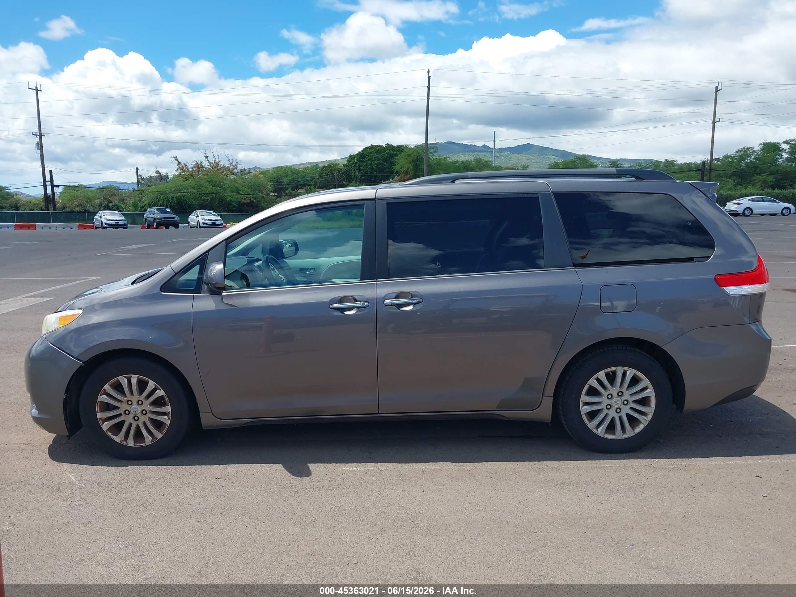 2011 Toyota Sienna Xle V6/xle V6 Auto Access Seat Gray vin: 5TDYK3DC5BS145795