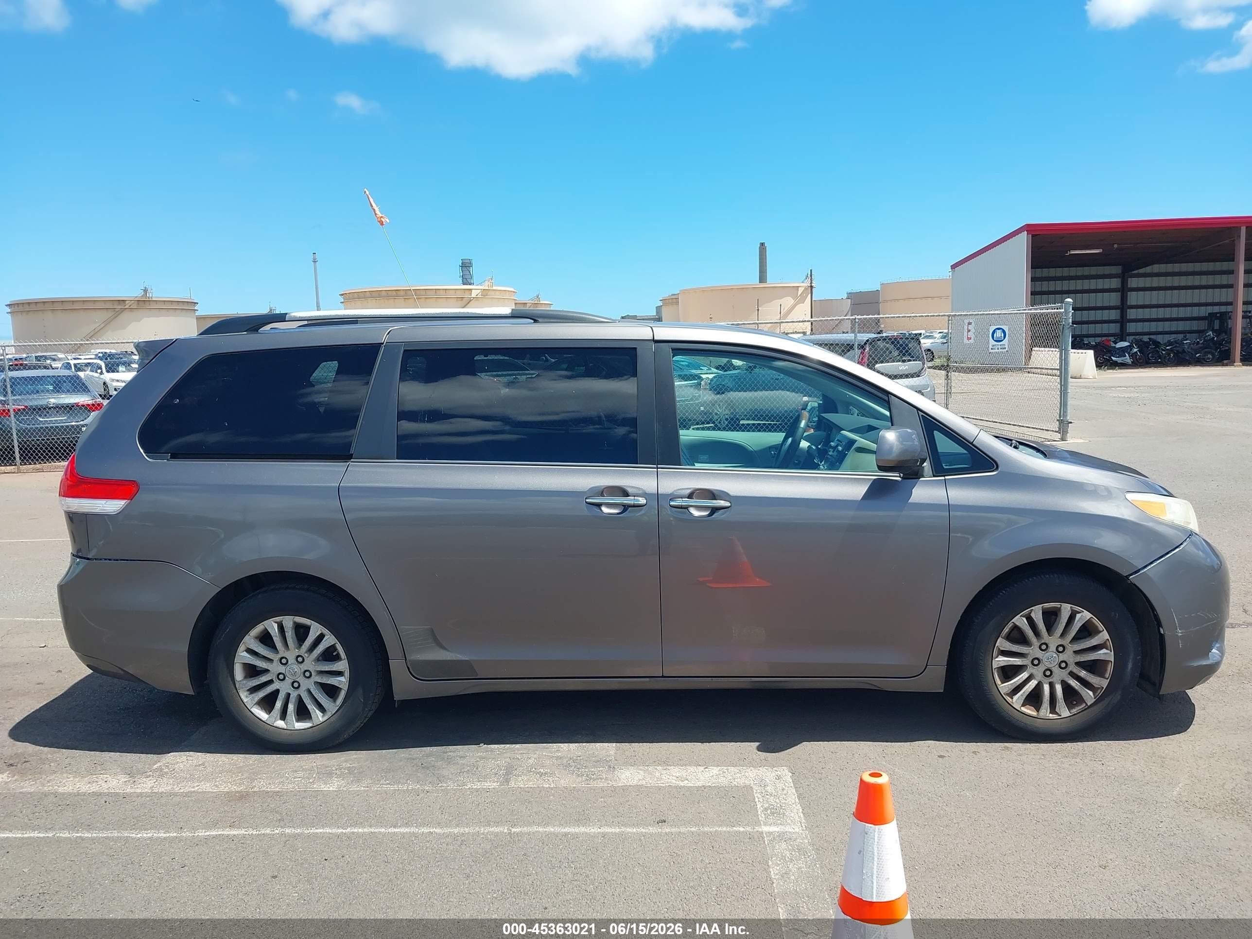 2011 Toyota Sienna Xle V6/xle V6 Auto Access Seat Gray vin: 5TDYK3DC5BS145795