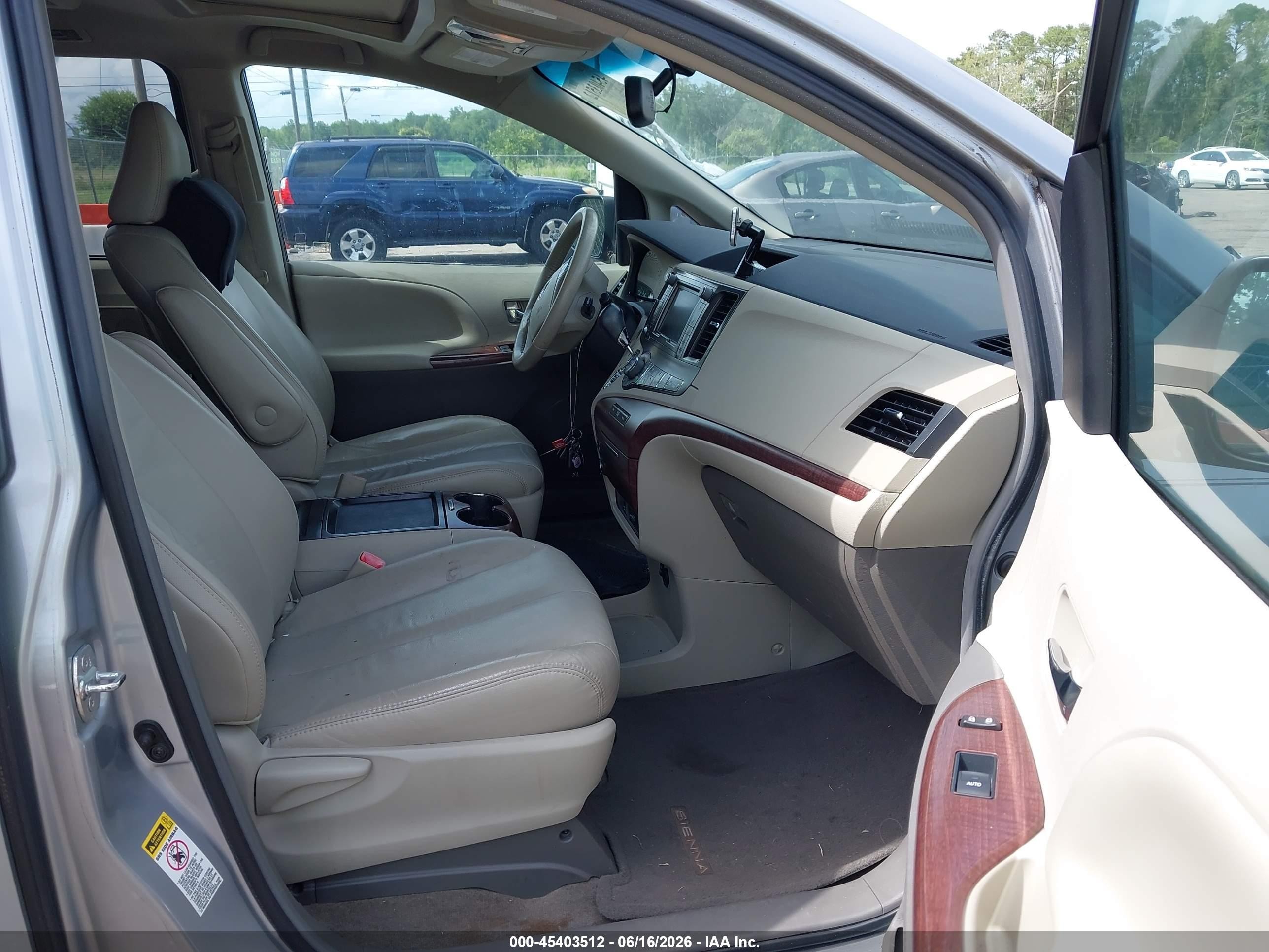2011 Toyota Sienna Xle V6 Silver vin: 5TDYK3DC5BS148406