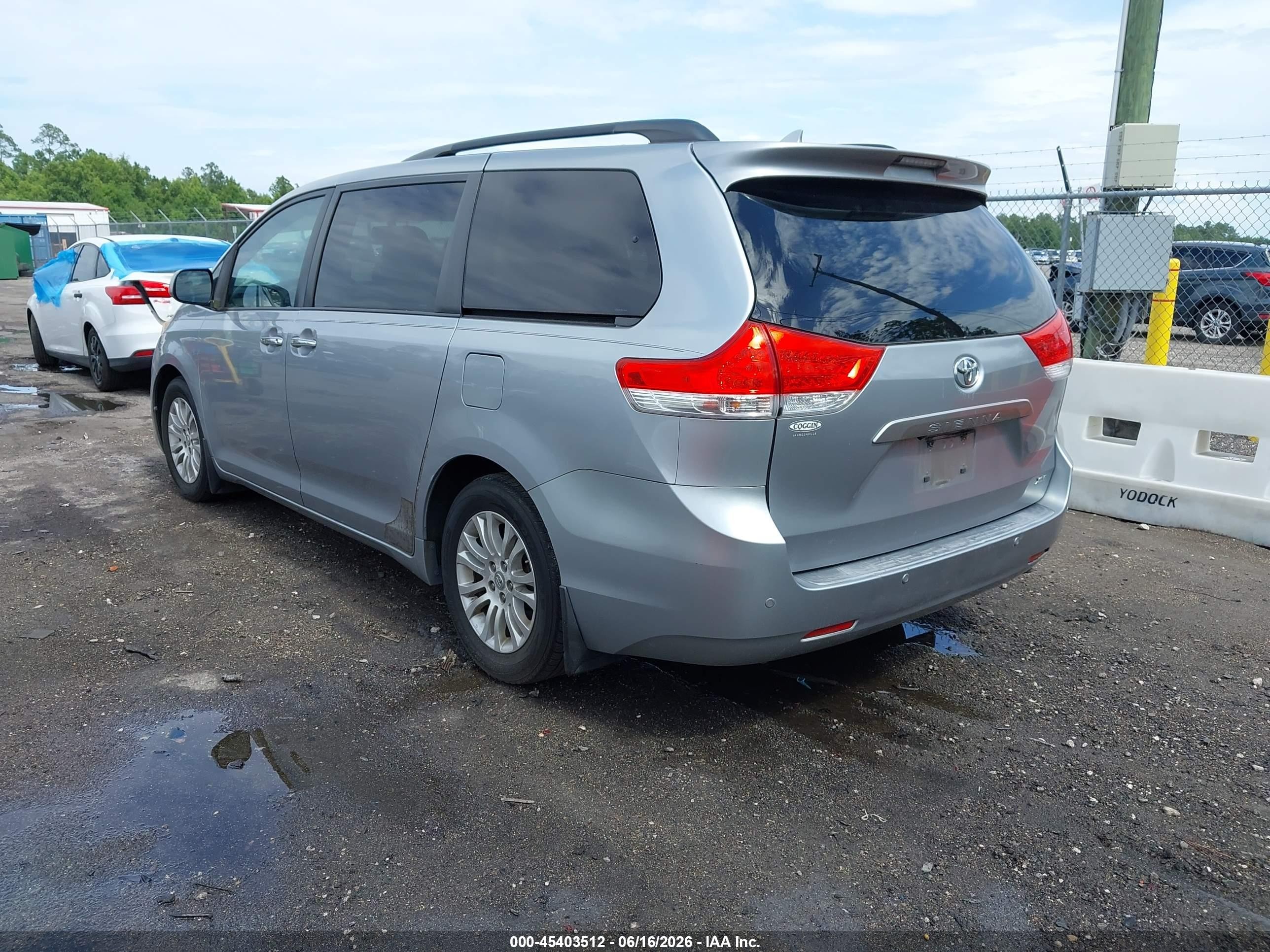2011 Toyota Sienna Xle V6 Silver vin: 5TDYK3DC5BS148406