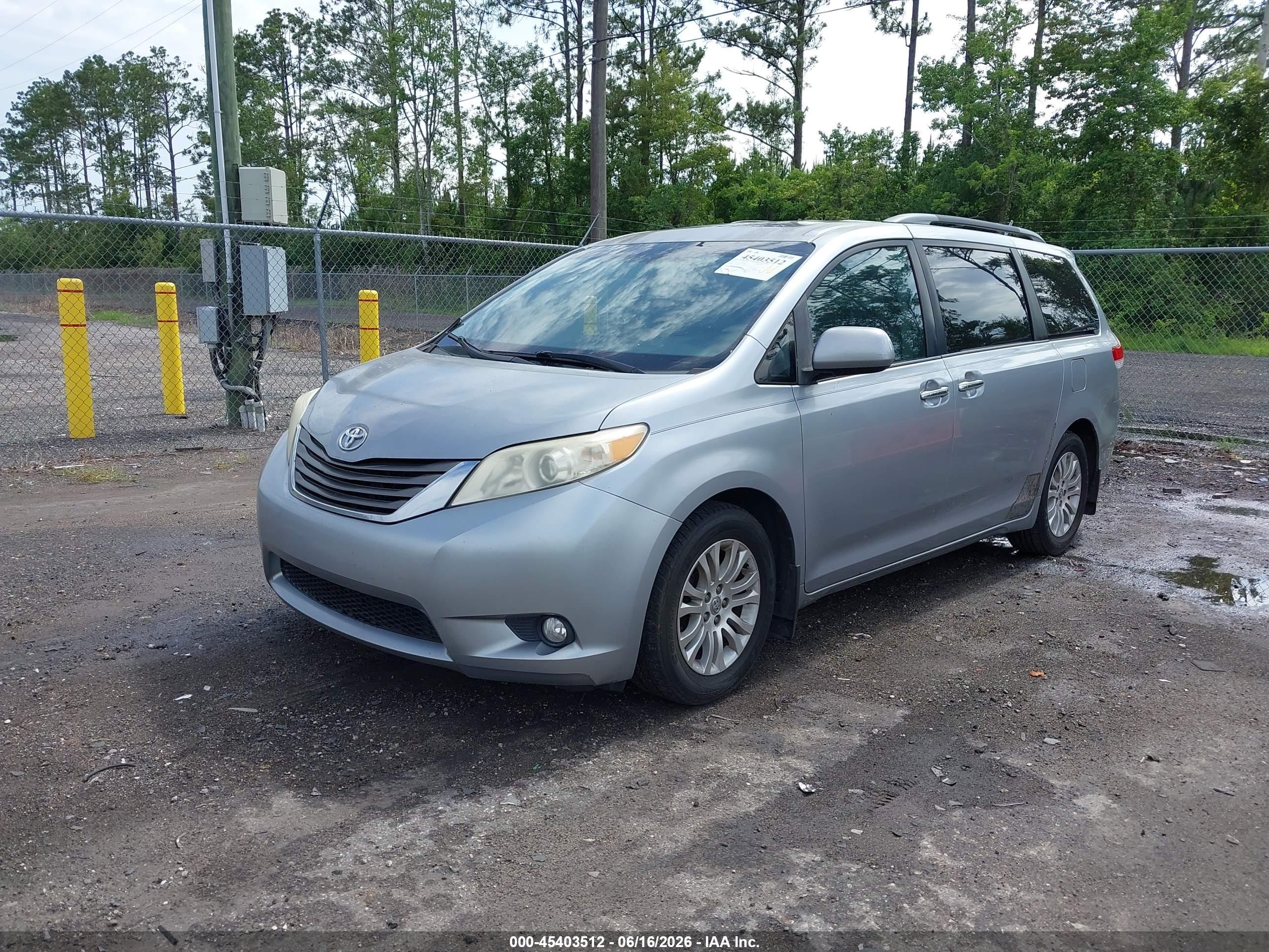 2011 Toyota Sienna Xle V6 Silver vin: 5TDYK3DC5BS148406