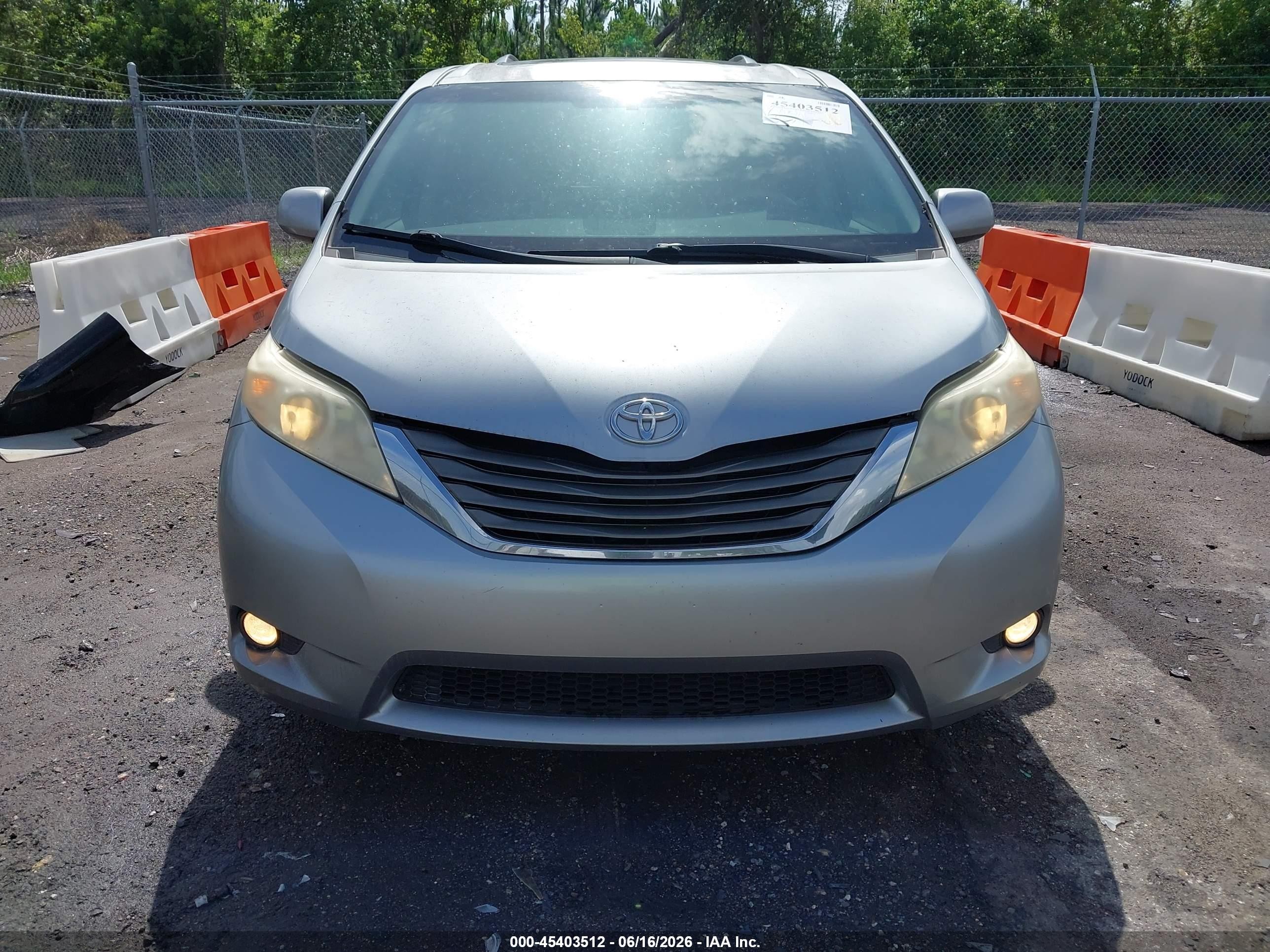 2011 Toyota Sienna Xle V6 Silver vin: 5TDYK3DC5BS148406