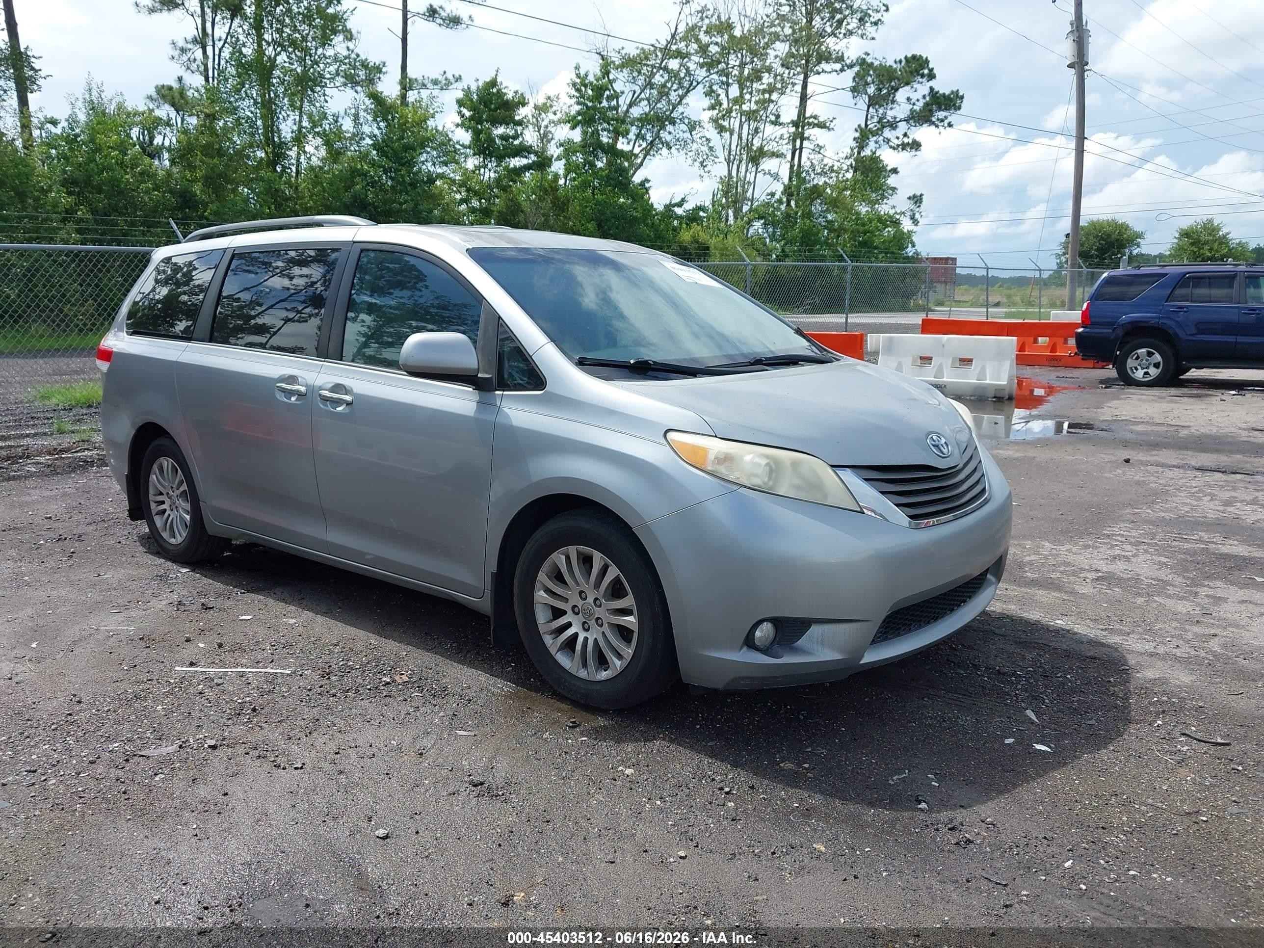 2011 Toyota Sienna Xle V6 Silver vin: 5TDYK3DC5BS148406
