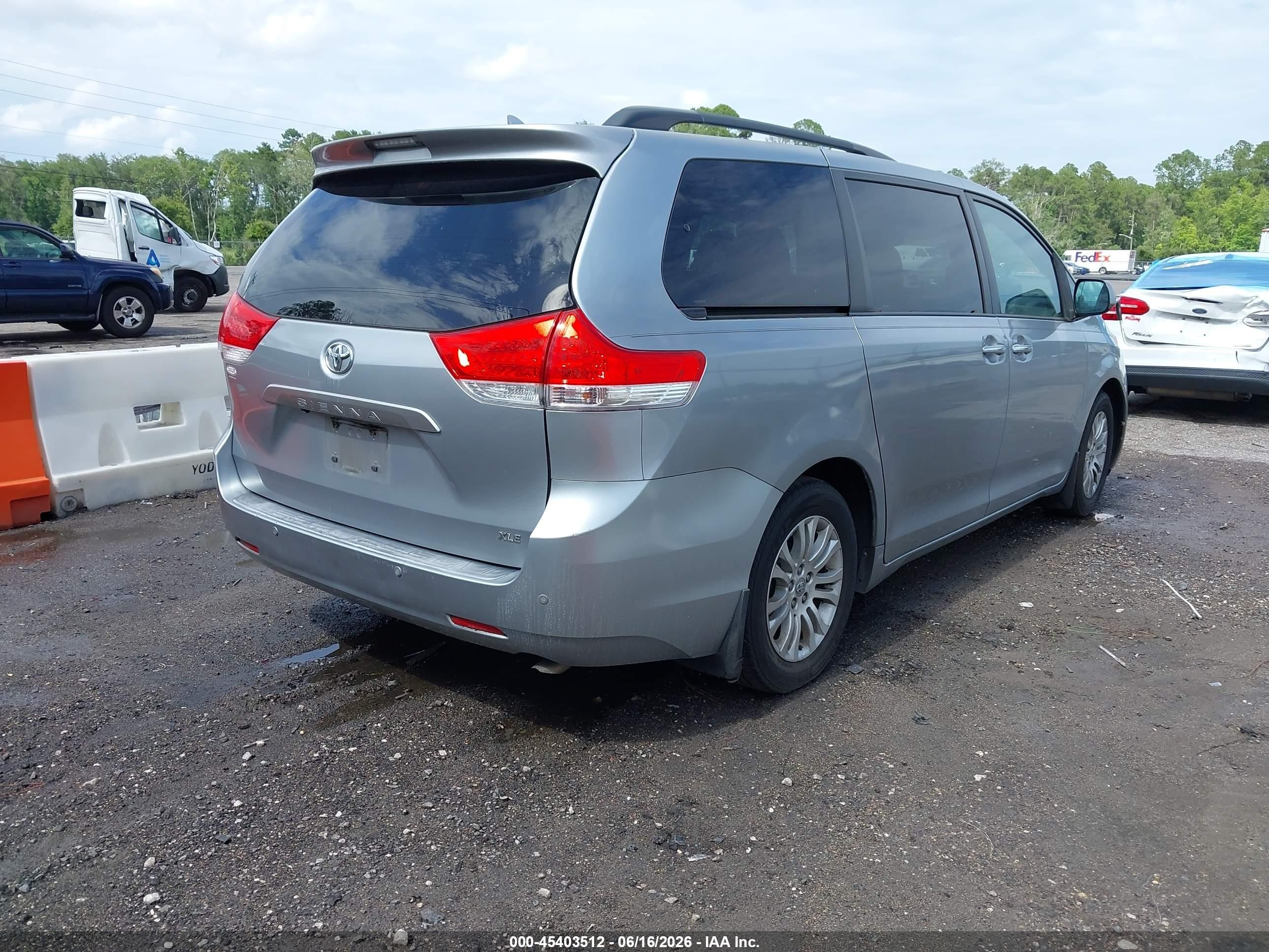 2011 Toyota Sienna Xle V6 Silver vin: 5TDYK3DC5BS148406