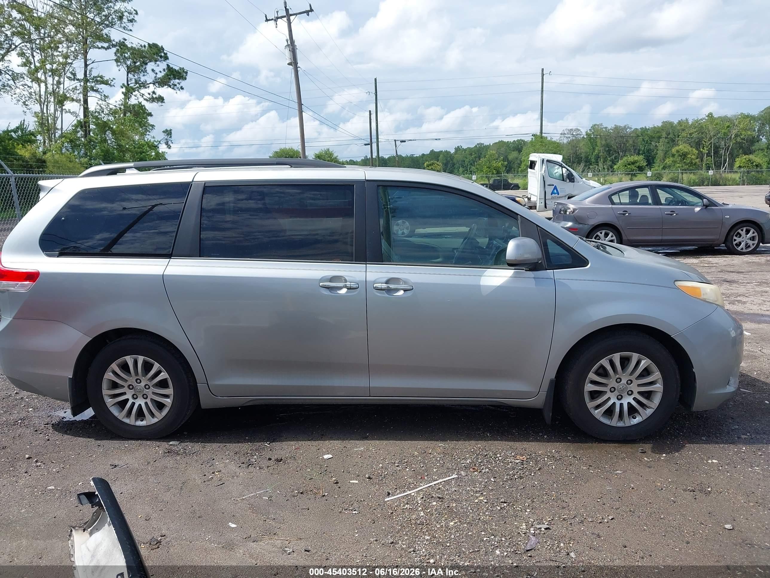 2011 Toyota Sienna Xle V6 Silver vin: 5TDYK3DC5BS148406