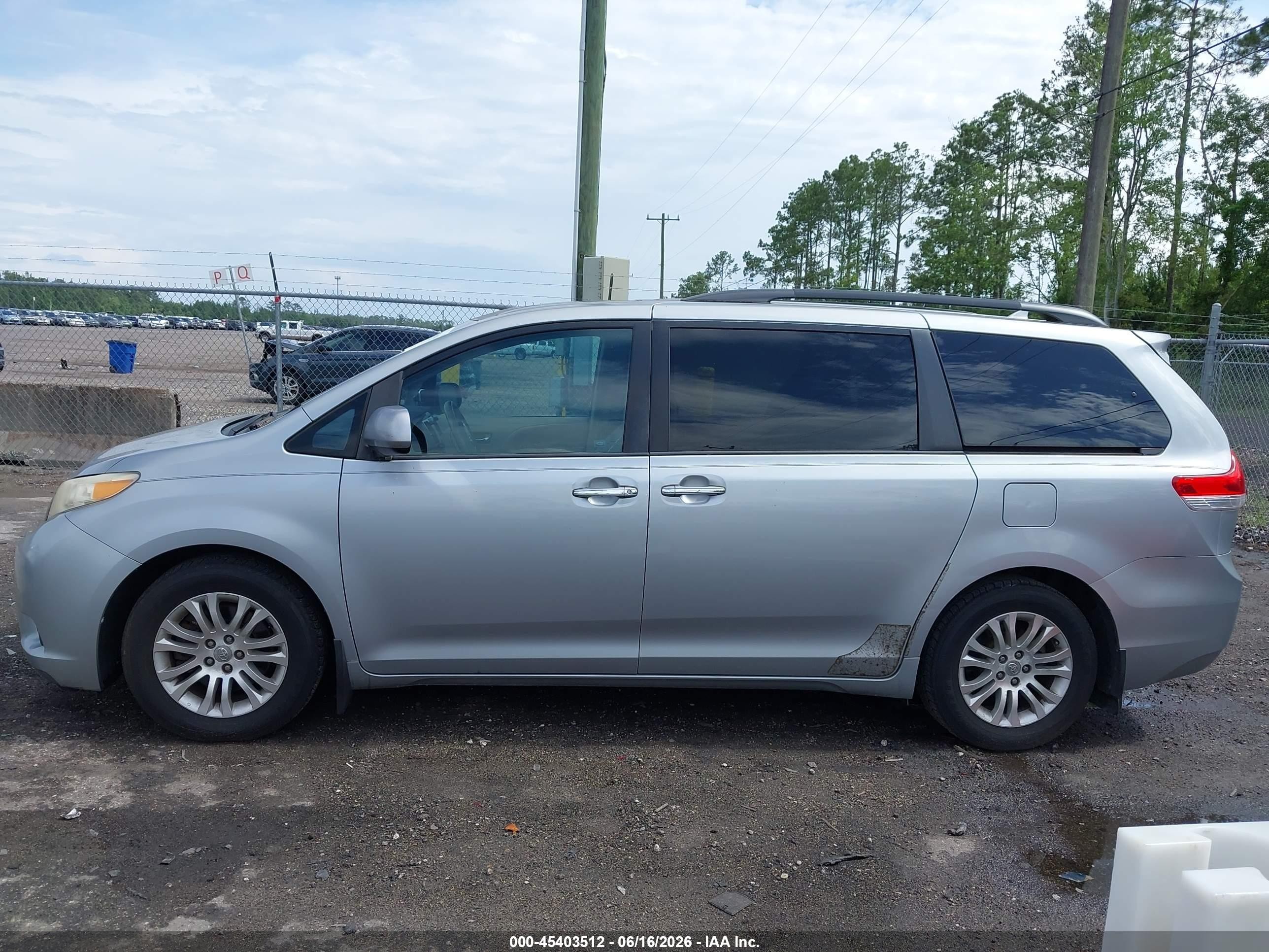 2011 Toyota Sienna Xle V6 Silver vin: 5TDYK3DC5BS148406