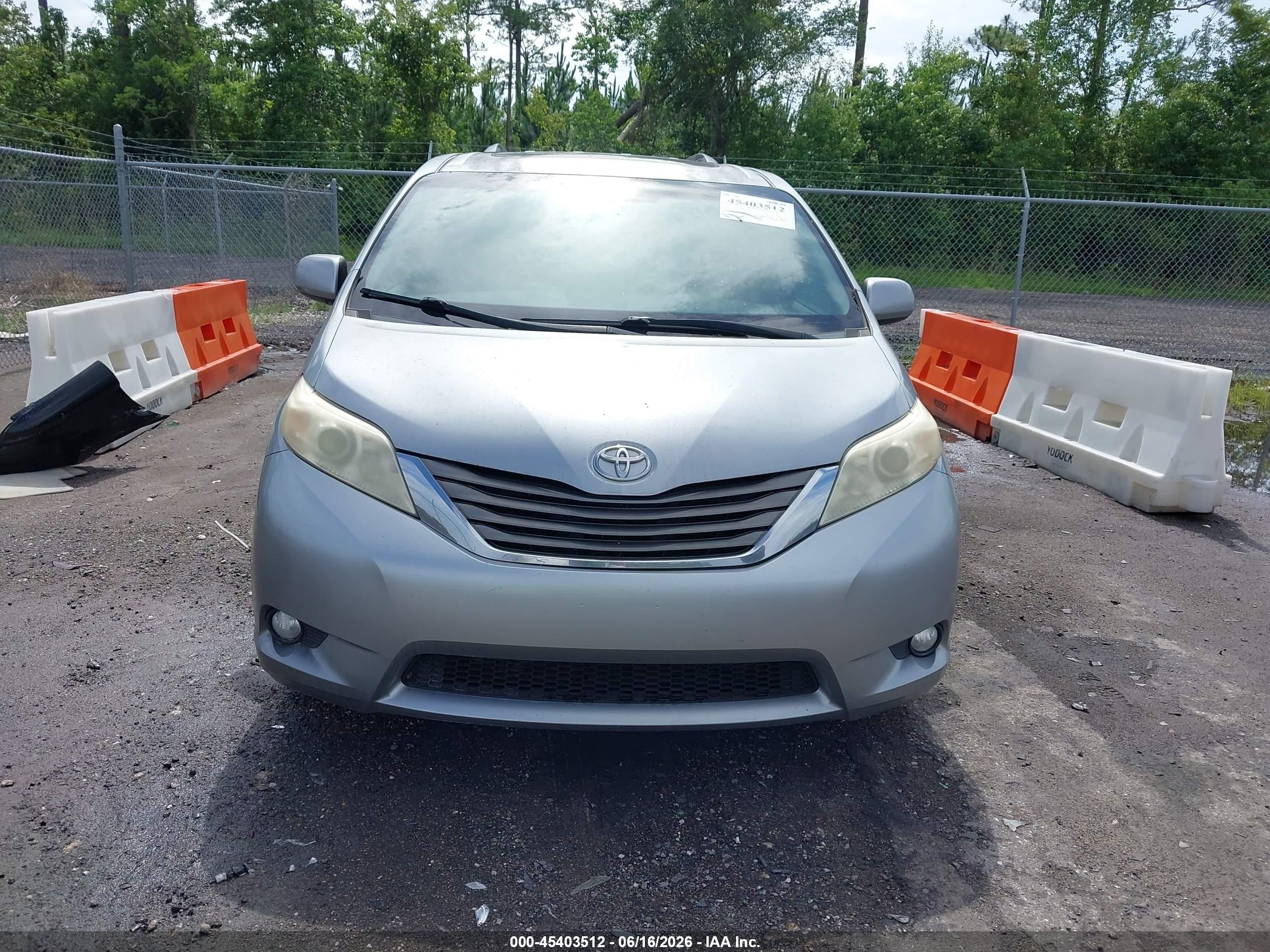 2011 Toyota Sienna Xle V6 Silver vin: 5TDYK3DC5BS148406
