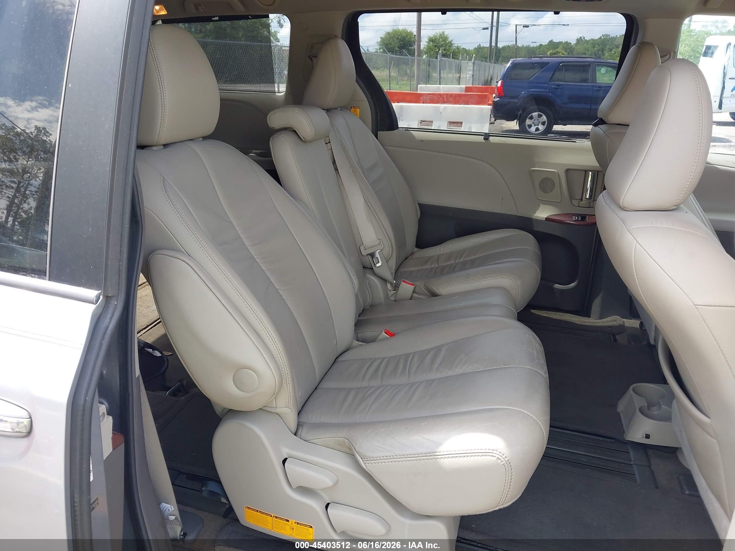 2011 Toyota Sienna Xle V6 Silver vin: 5TDYK3DC5BS148406