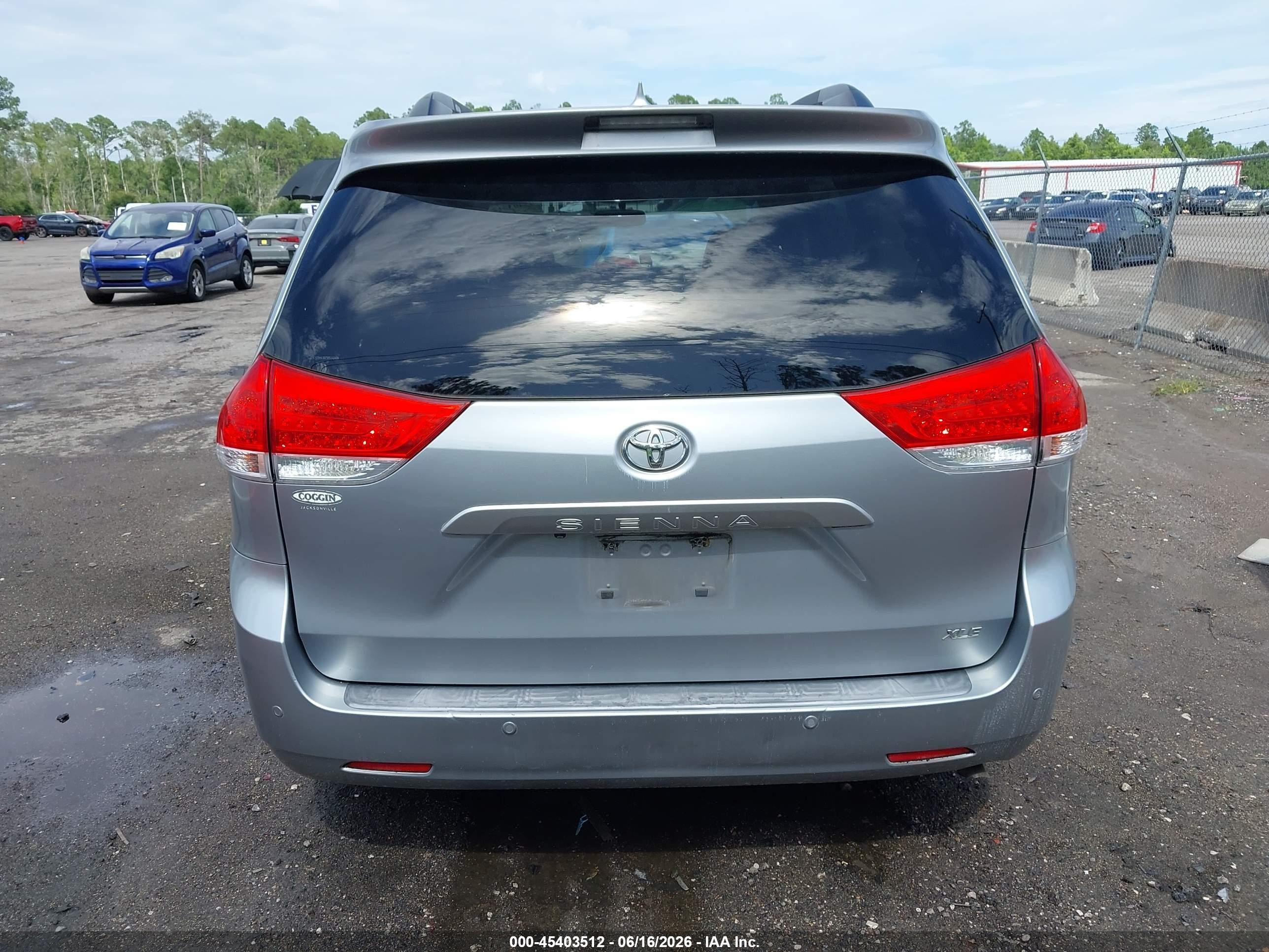 2011 Toyota Sienna Xle V6 Silver vin: 5TDYK3DC5BS148406