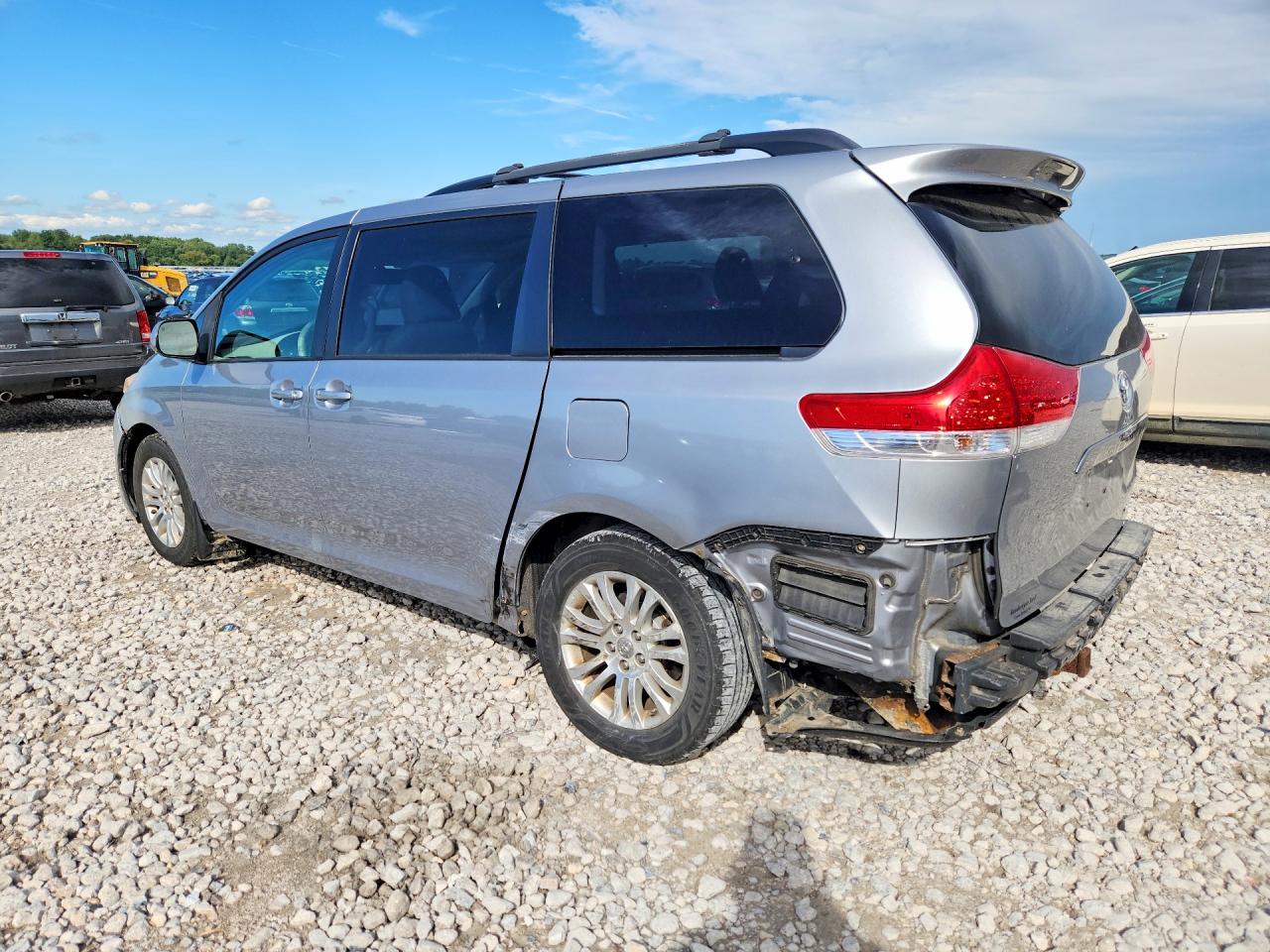 2011 Toyota Sienna Xle 8-passenger Silver vin: 5TDYK3DC5BS165898