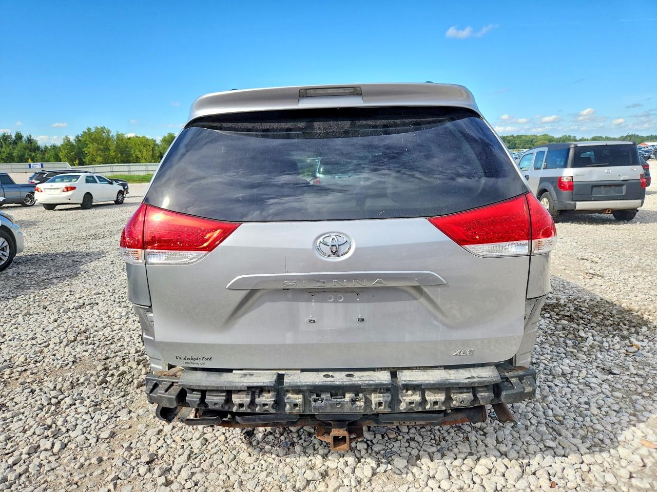 2011 Toyota Sienna Xle 8-passenger Silver vin: 5TDYK3DC5BS165898