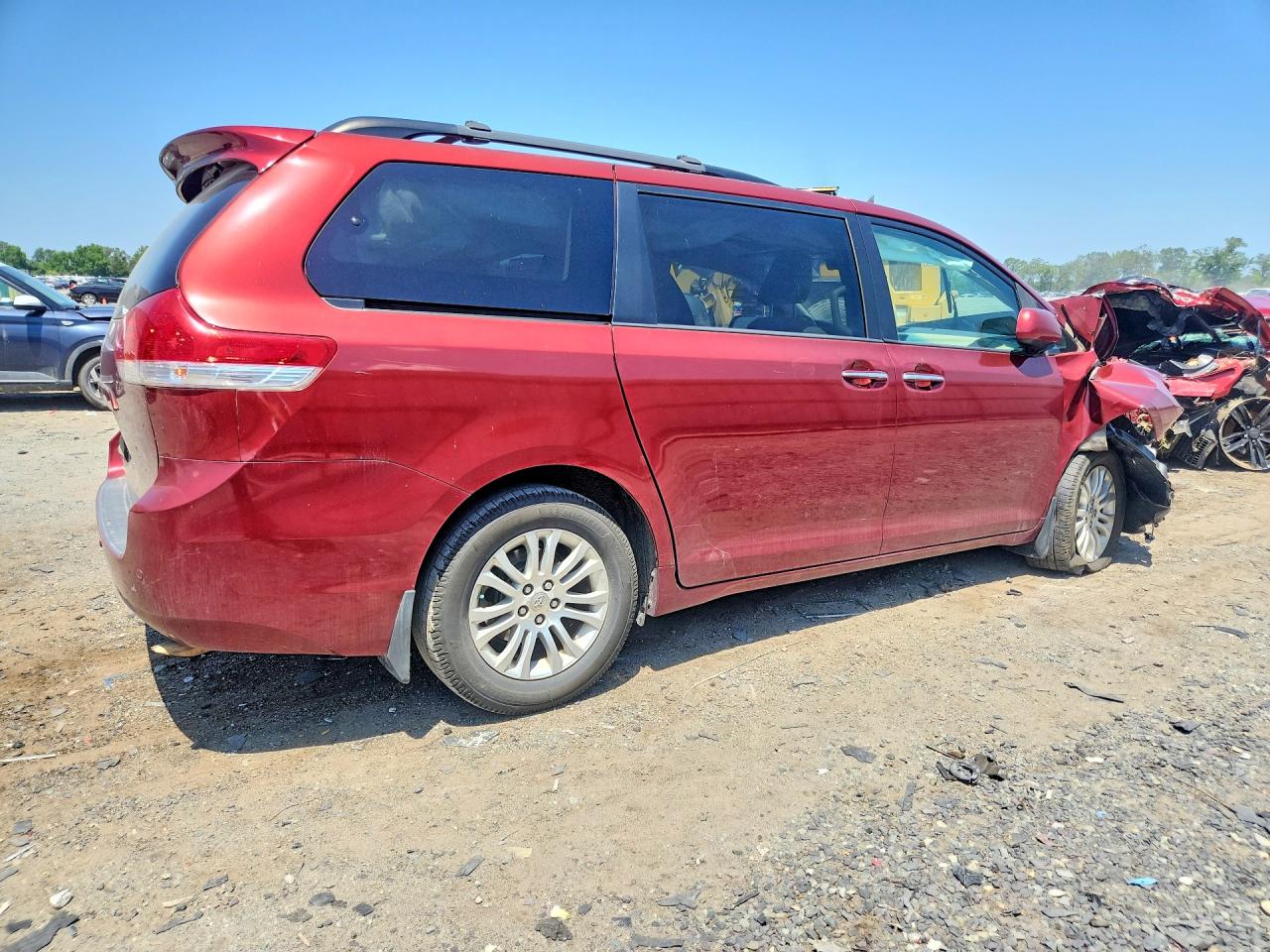 2012 Toyota Sienna Xle 8-passenger Red vin: 5TDYK3DC5CS195582
